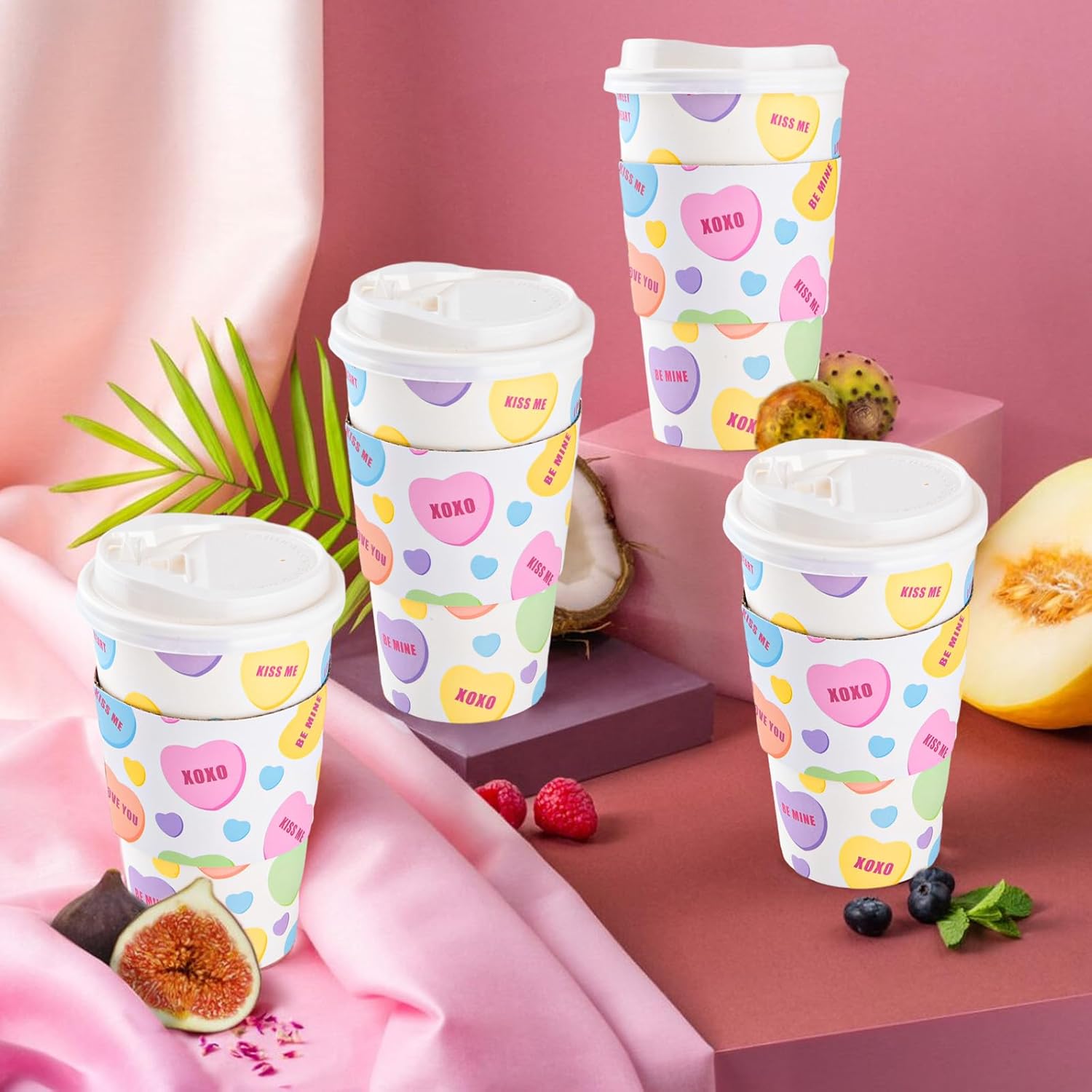 Paquete de 48 tazas de café desechables para el día de San Valentín de 16 onzas con tapas y fundas para conversación con corazones para llevar,