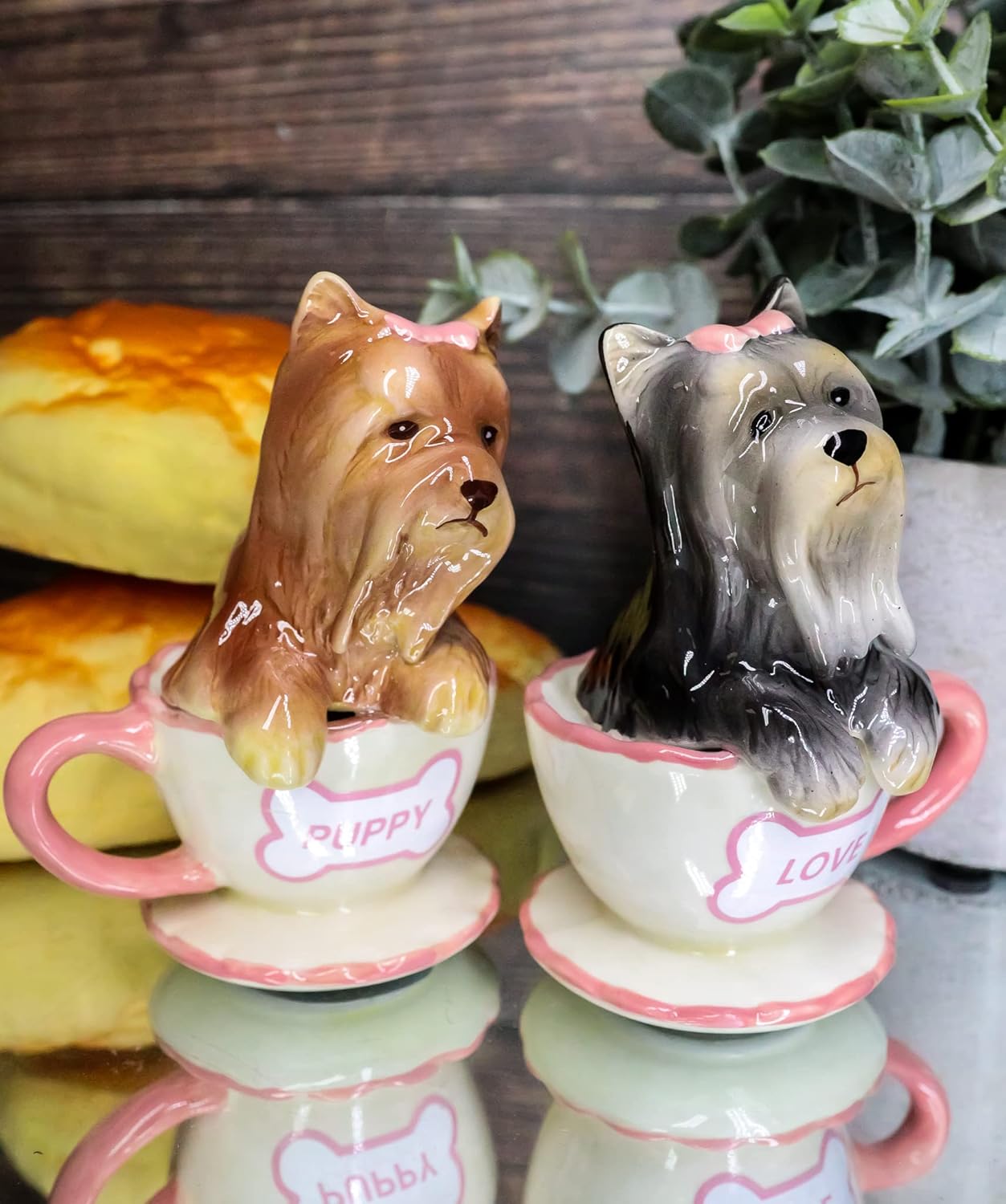 Ebros – Juego de salero y pimentero de cerámica de Yorkshire Terriers Yorkie de cerámica con tazas de té, juego de salero y pimentero, figuras de
