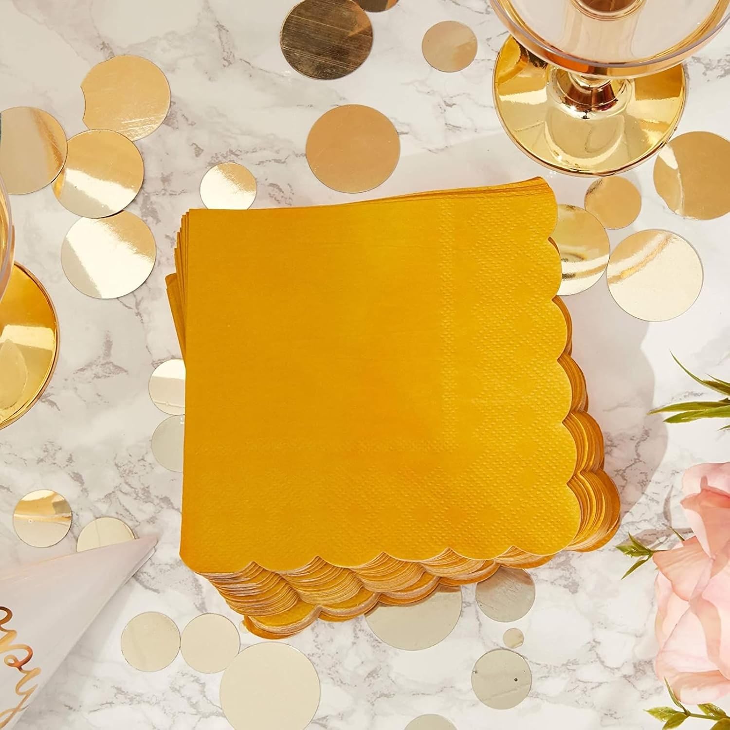 Juvale Paquete de 100 servilletas de papel amarillo mostaza, servilletas de cóctel festoneadas, desechables para bodas, fiestas de cumpleaños (5 x 5