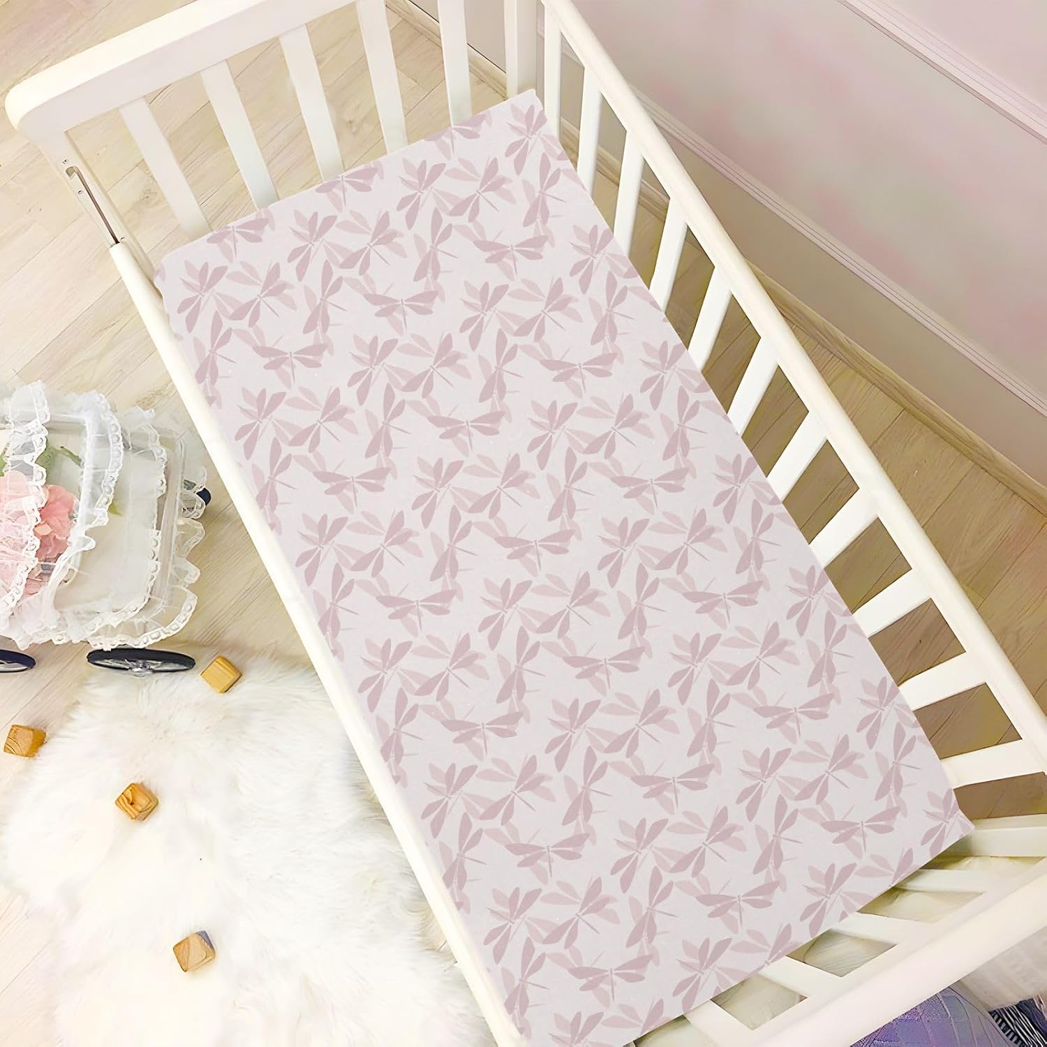 KICPOAY Sábanas bajeras ajustables para cuna, diseño de libélula rosa y morado, sábanas portátiles elásticas para bebé niño, colchón suave y