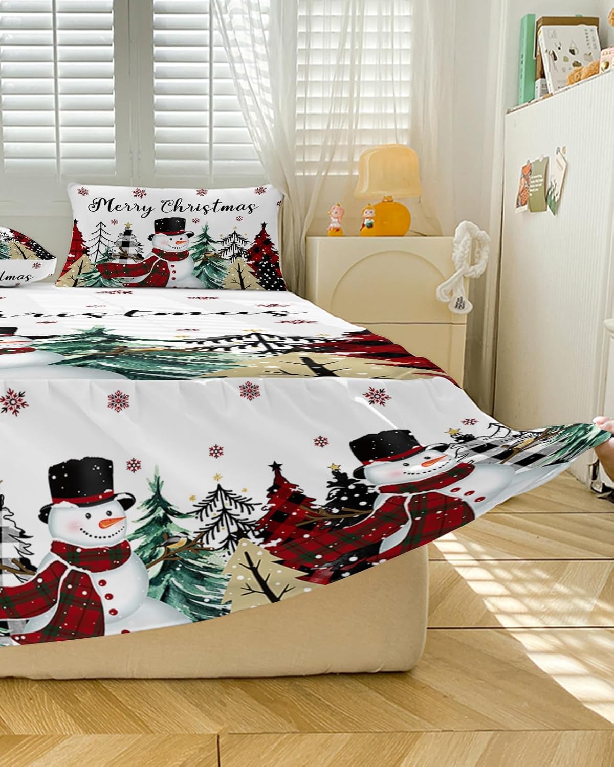 Juego de sábanas de falda de cama de Navidad, 1 sábana y 2 fundas de almohada, falda de cama tamaño matrimonial de 18 pulgadas de caída, muñeco de