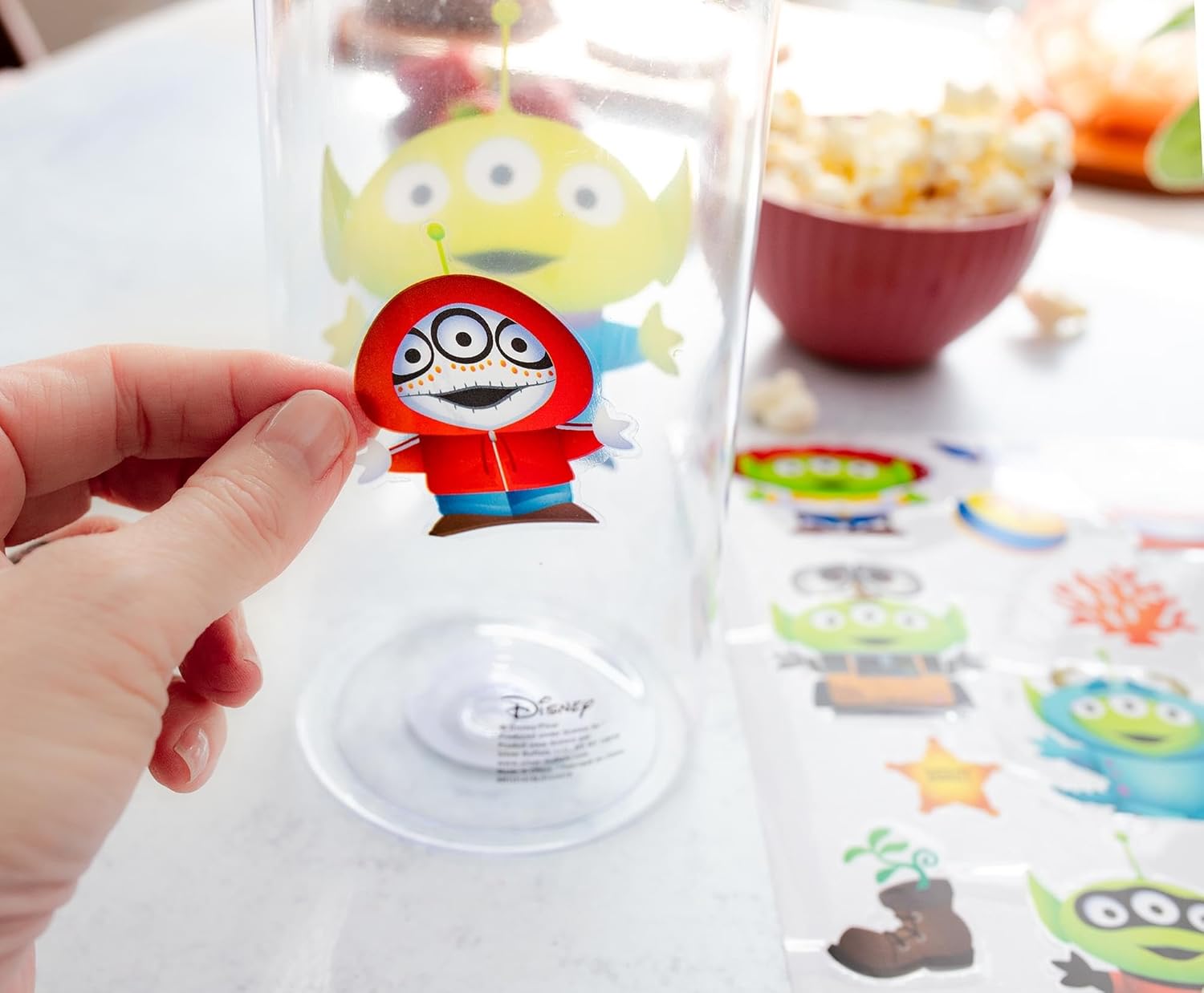 Silver Buffalo Disney Pixar’s Toy Story Alien Dressed Up As Pixar Characters Twist Spout Botella de agua de plástico con calcomanías You Stick