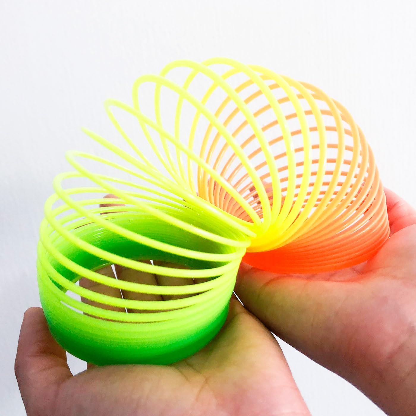 PowerTRC Paquete surtido de resortes mágicos arcoíris de 2.5 pulgadas, resortes coloridos vibrantes para entretenimiento sin fin, recuerdos