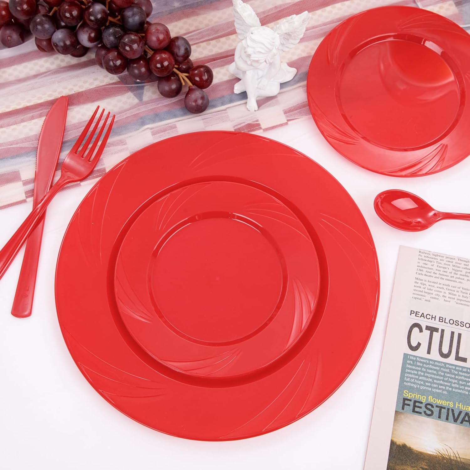 YOUBET 125 platos de plástico rojo, cubiertos de plástico rojo, platos rojos resistentes, desechables, incluye 25 platos llanos, 25 platos de