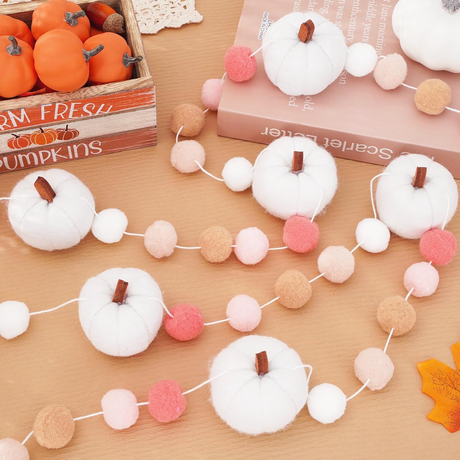Whaline Guirnalda de fieltro de otoño de 8.2 pies con forma de calabaza blanca 3D banderines de fieltro colorido bola de pompón premontada guirnalda