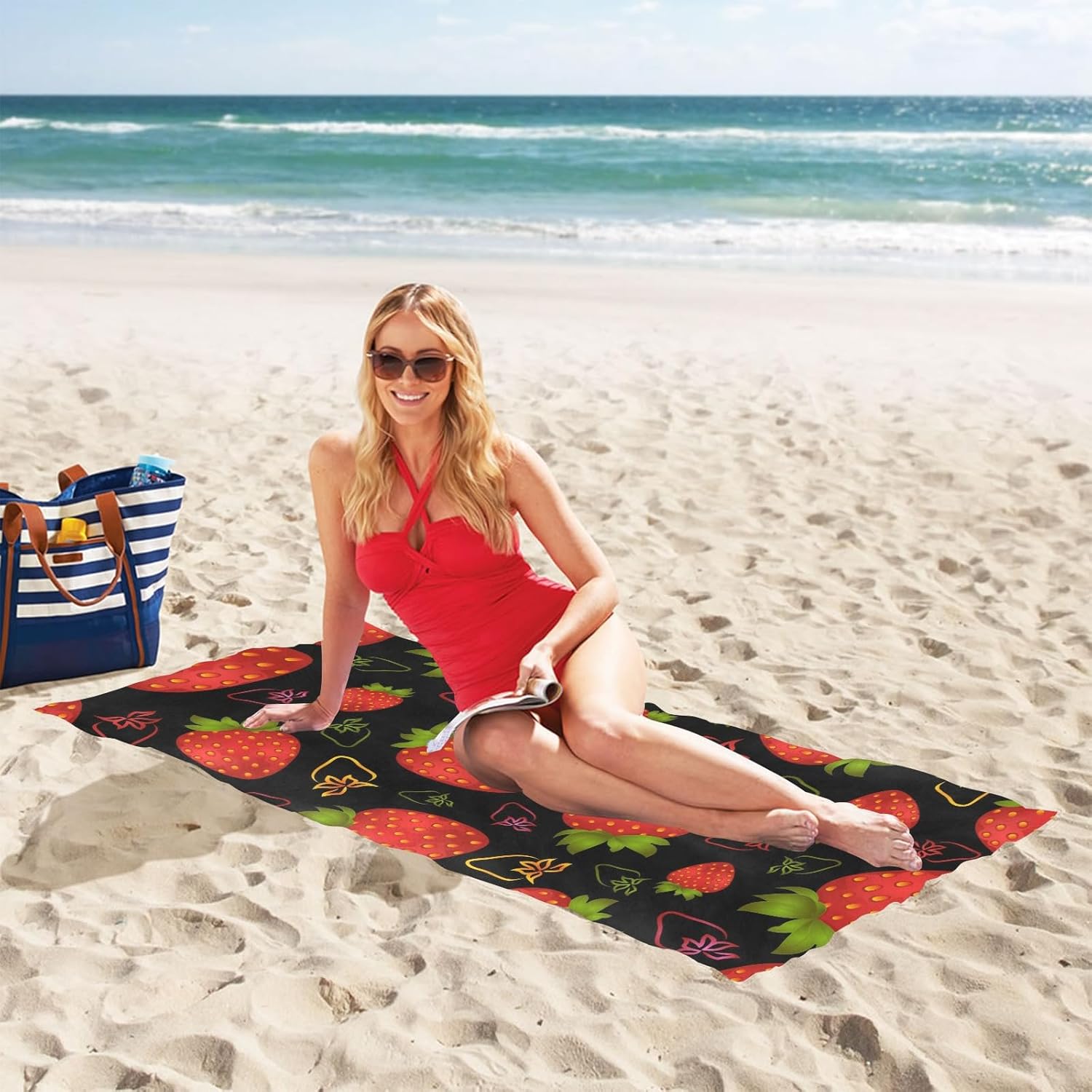 Toalla de playa fina de 30 x 60 pulgadas, patrón de fresa en negro, toalla grande para mujer, baño y viajes
