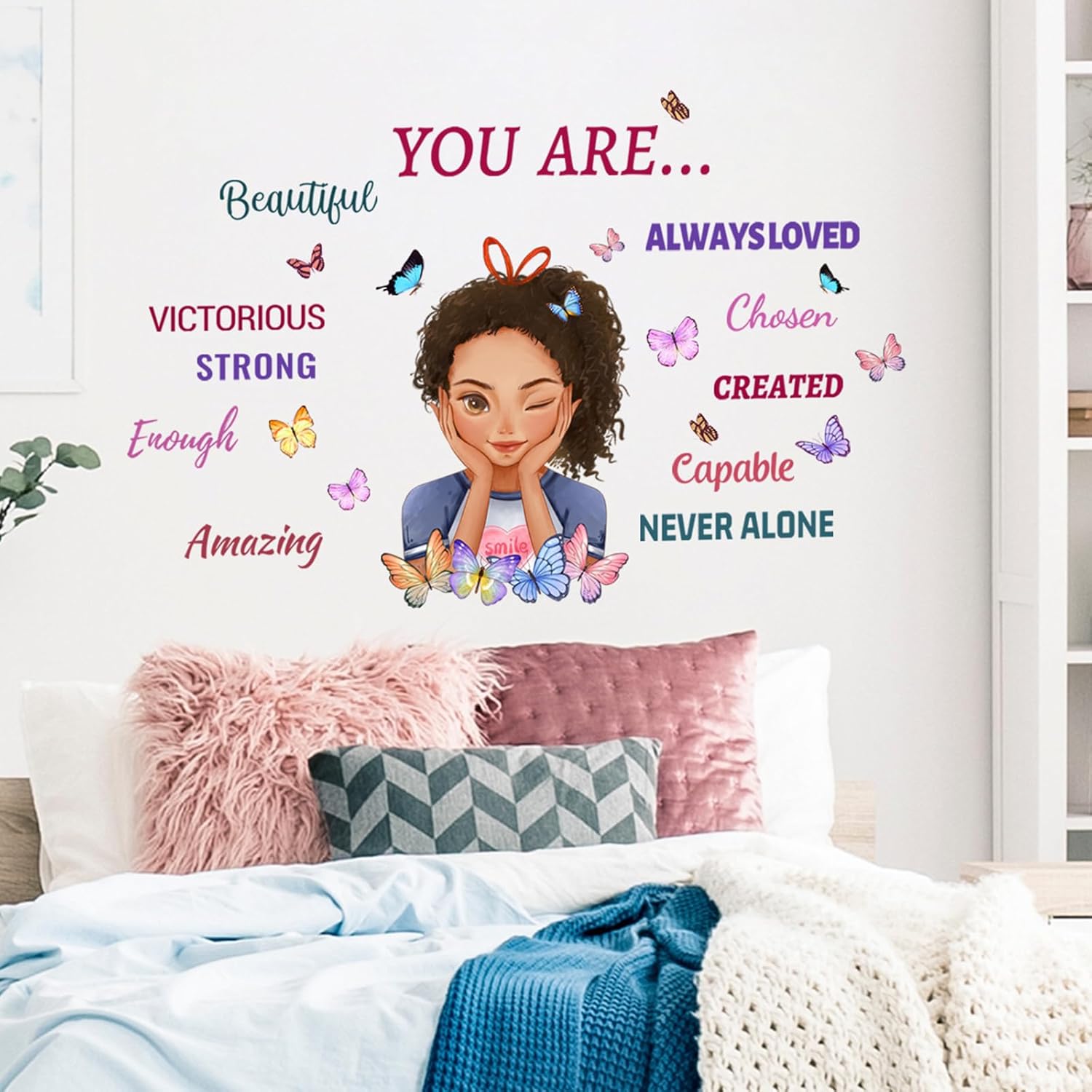 Calcomanía de pared con diseño de mariposa religiosa de niña negra, frase positiva afroamericana con texto en inglés “You are Beautiful”, decoración