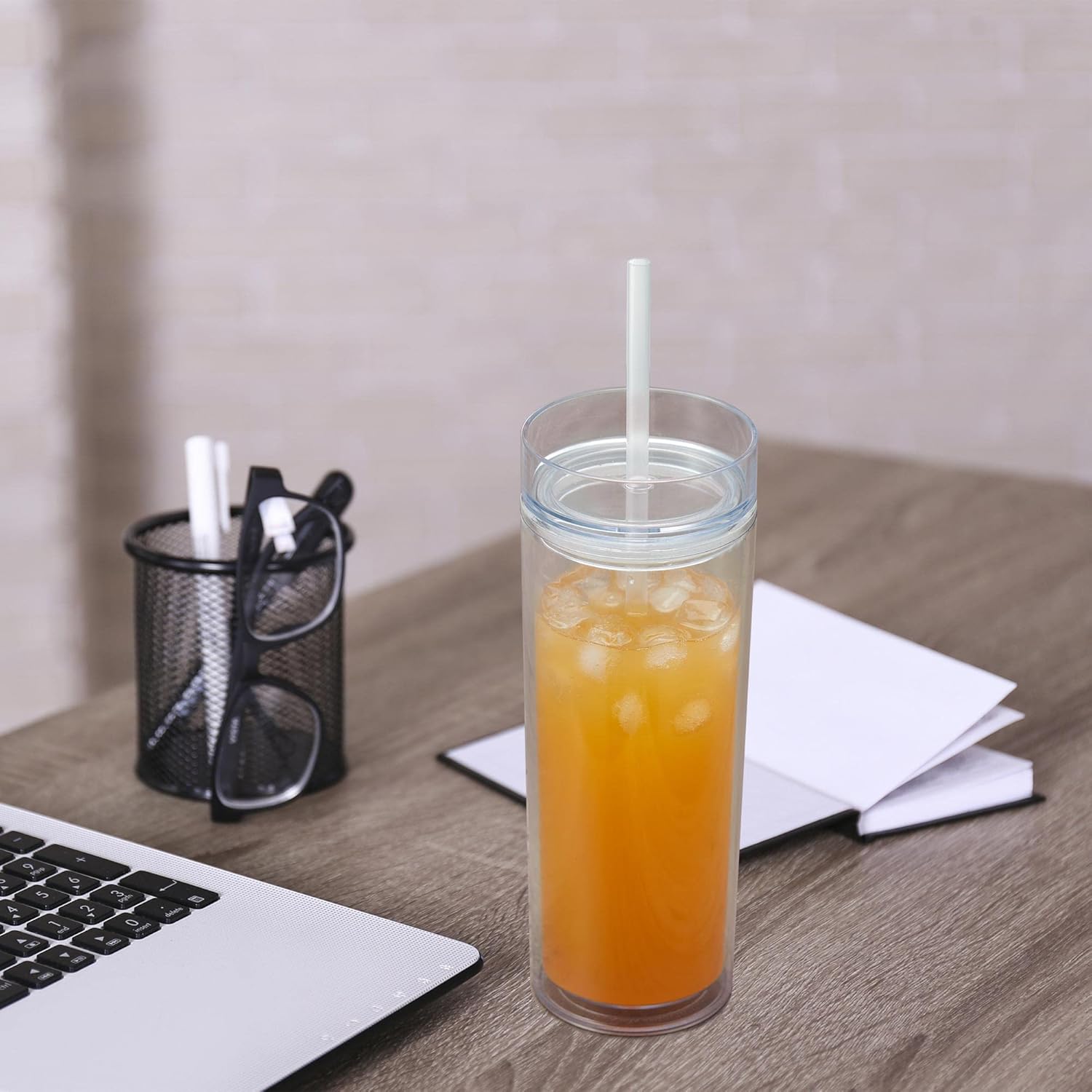MEWAY Vasos delgados de 20 onzas, paquete de 12 vasos acrílicos de doble pared con tapa y popote, vasos de plástico reutilizables de color