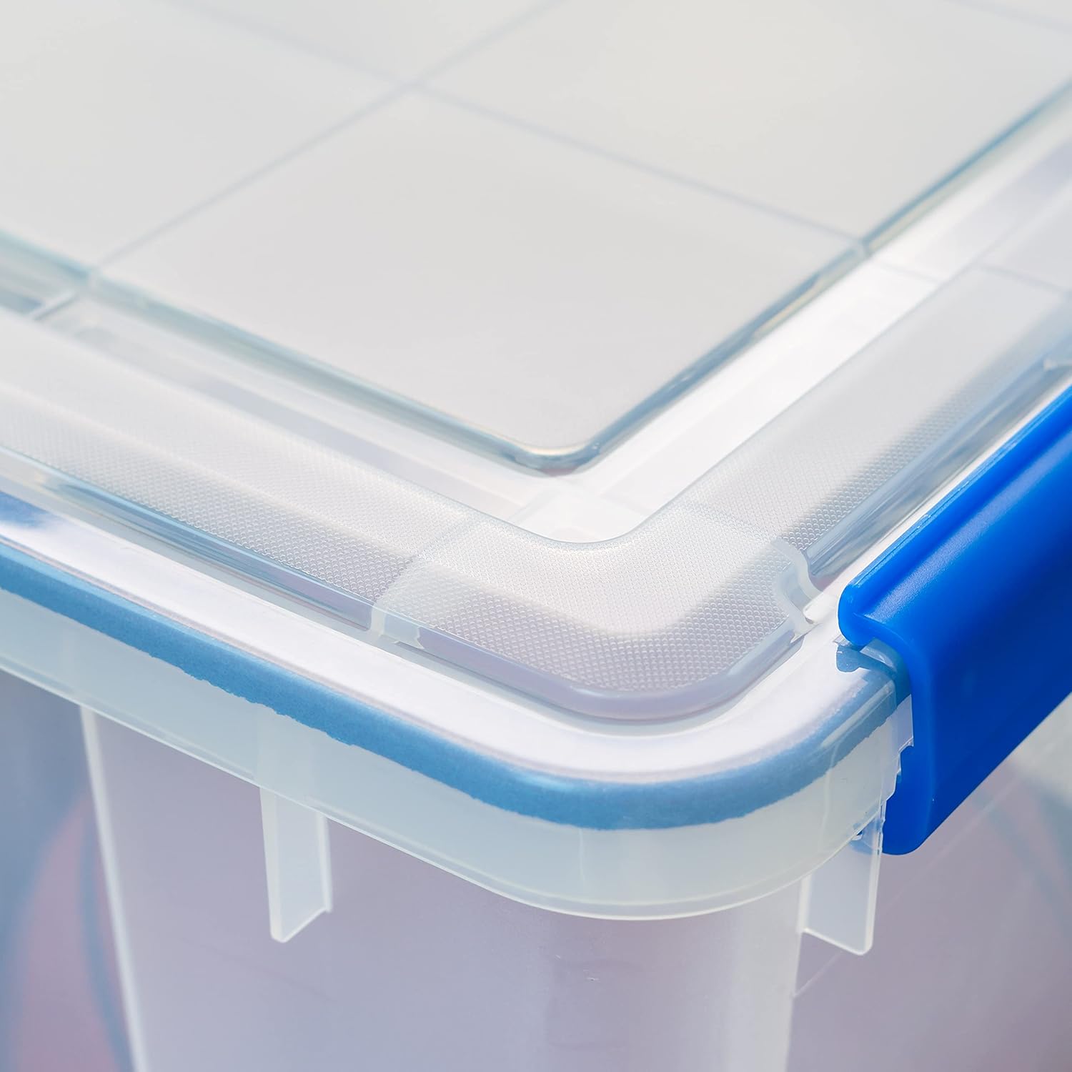 IRIS USA – Contenedor organizador de plástico hermético de 70 cuartos de galón con tapa duradera y sello y hebillas de cierre seguro