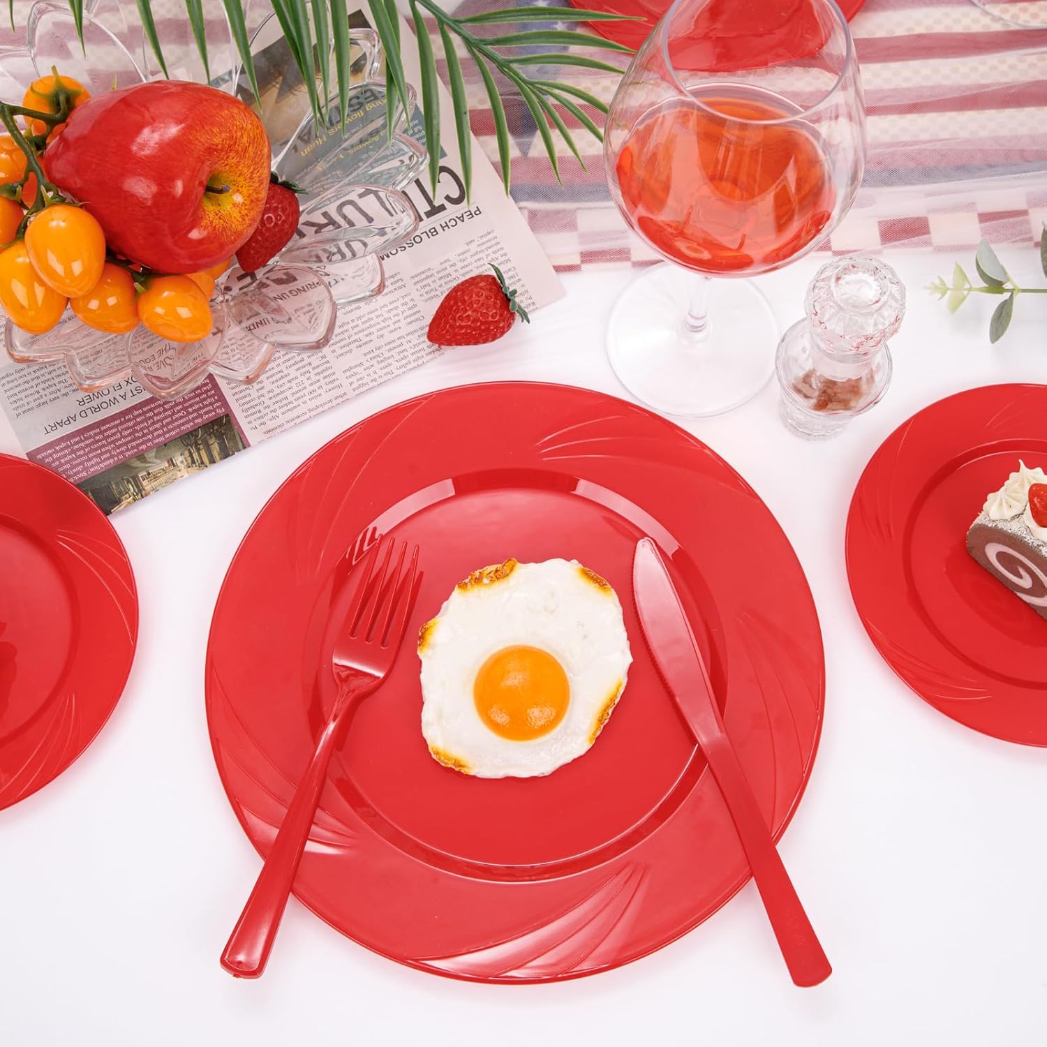 YOUBET 125 platos de plástico rojo, cubiertos de plástico rojo, platos rojos resistentes, desechables, incluye 25 platos llanos, 25 platos de