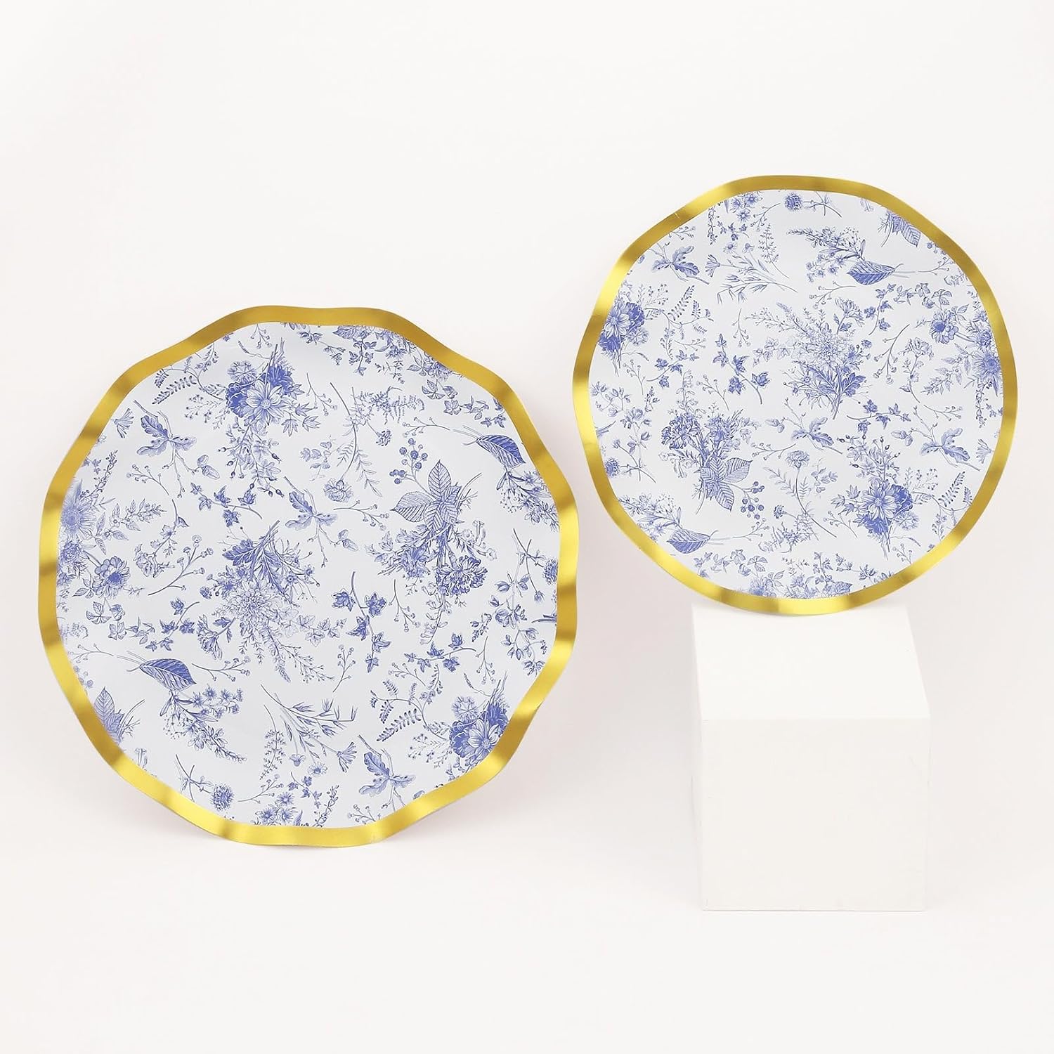 Efavormart – Paquete de 25 platos de postre de papel chinoiserie blanco y azul de 8 pulgadas con borde ondulado dorado, platos desechables redondos