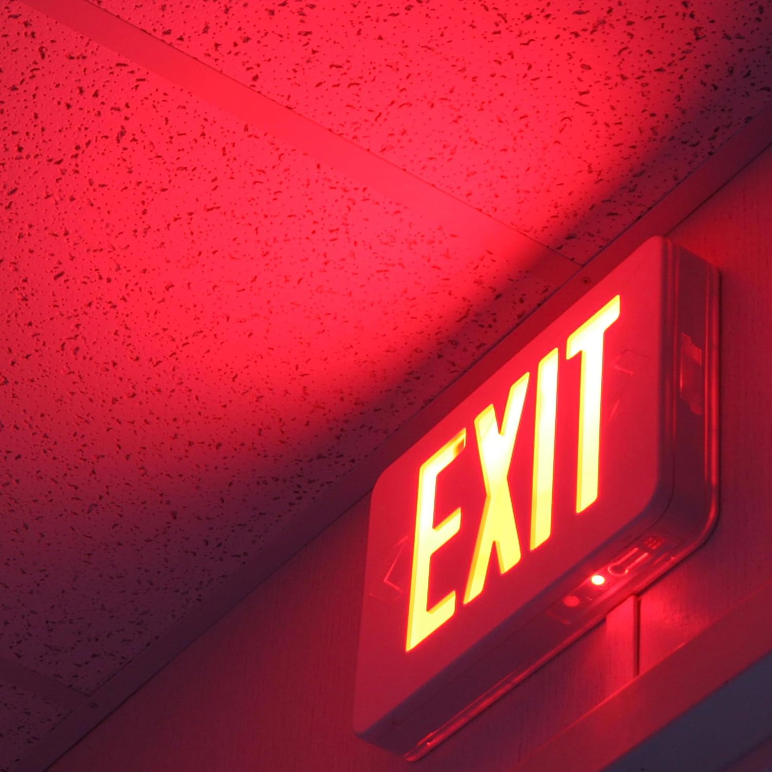 Maxxima Señal de salida LED de una o dos caras, luz de salida de emergencia de letra roja cableada con batería de respaldo para negocios, 120277V,