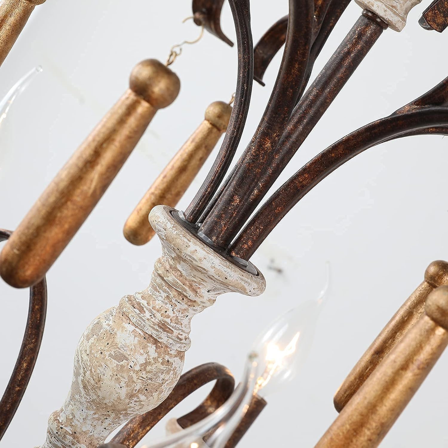 Candelabro de campo francés, lámpara de madera rústica con brazo de flor, 5 luces hechas a mano, color blanco envejecido, lámpara de araña para