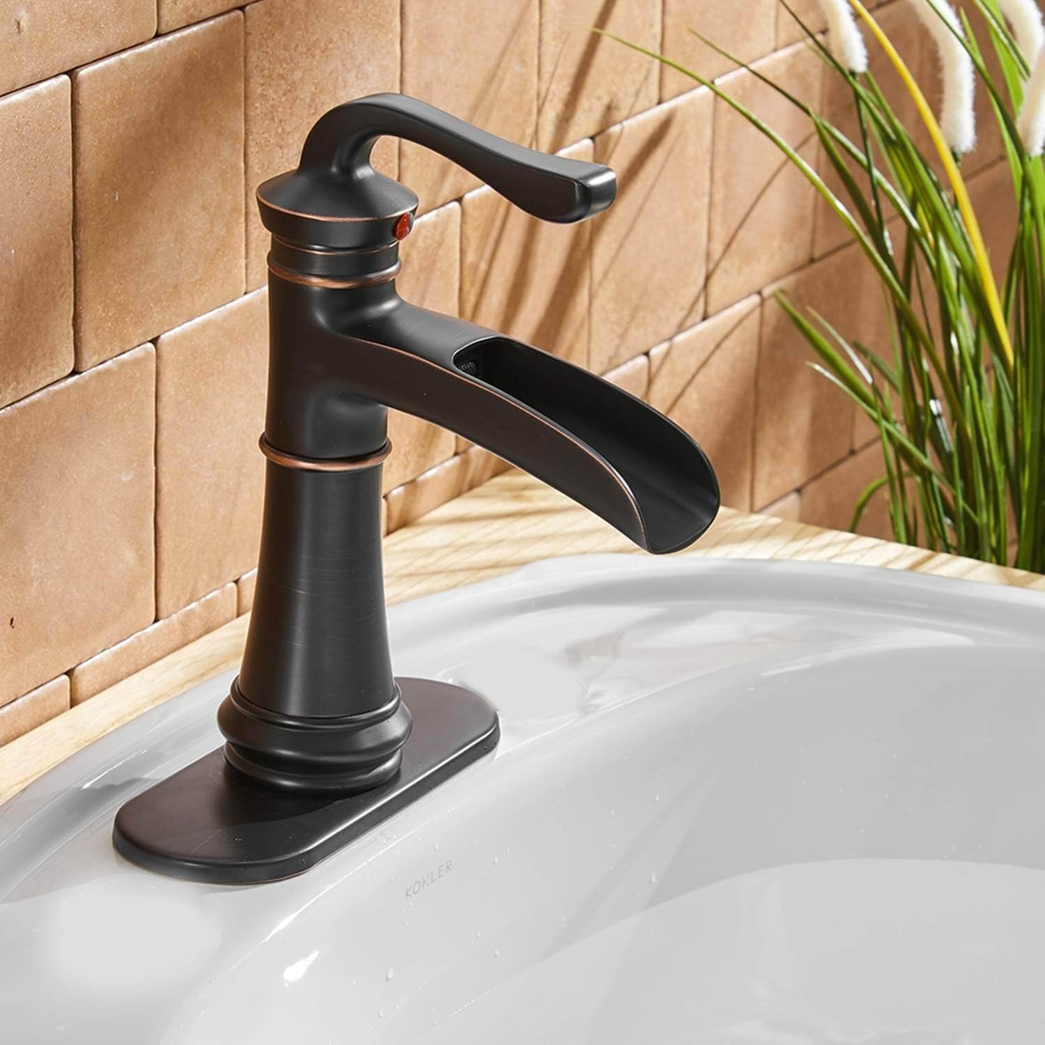 Homevacious Grifo de baño de bronce aceitado cascada fregadero de una sola manija mezclador con montaje de drenaje emergente