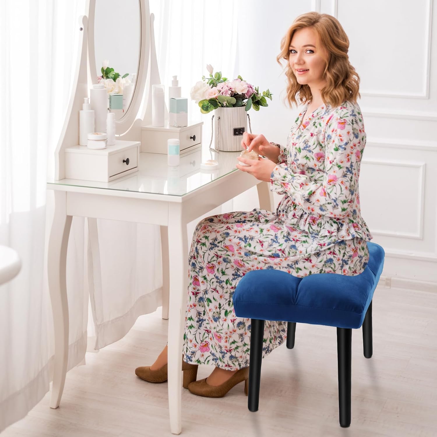 HOUCHICS Taburete otomano suave azul, taburete cuadrado de maquillaje con patas de madera, pequeña silla otomana para tocador, asiento acolchado