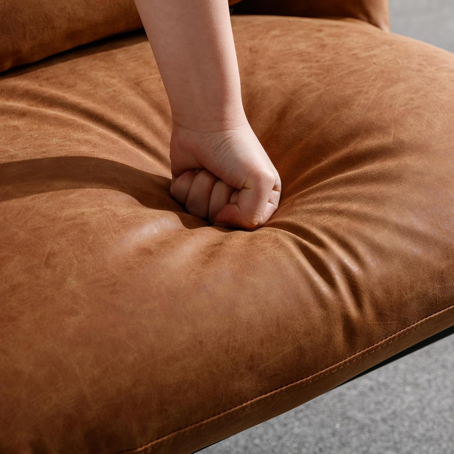 LukeAlon Sofá individual de piel sintética, moderna silla tapizada con patas de metal y almohada, bonita silla de sala de estar, silla de asiento