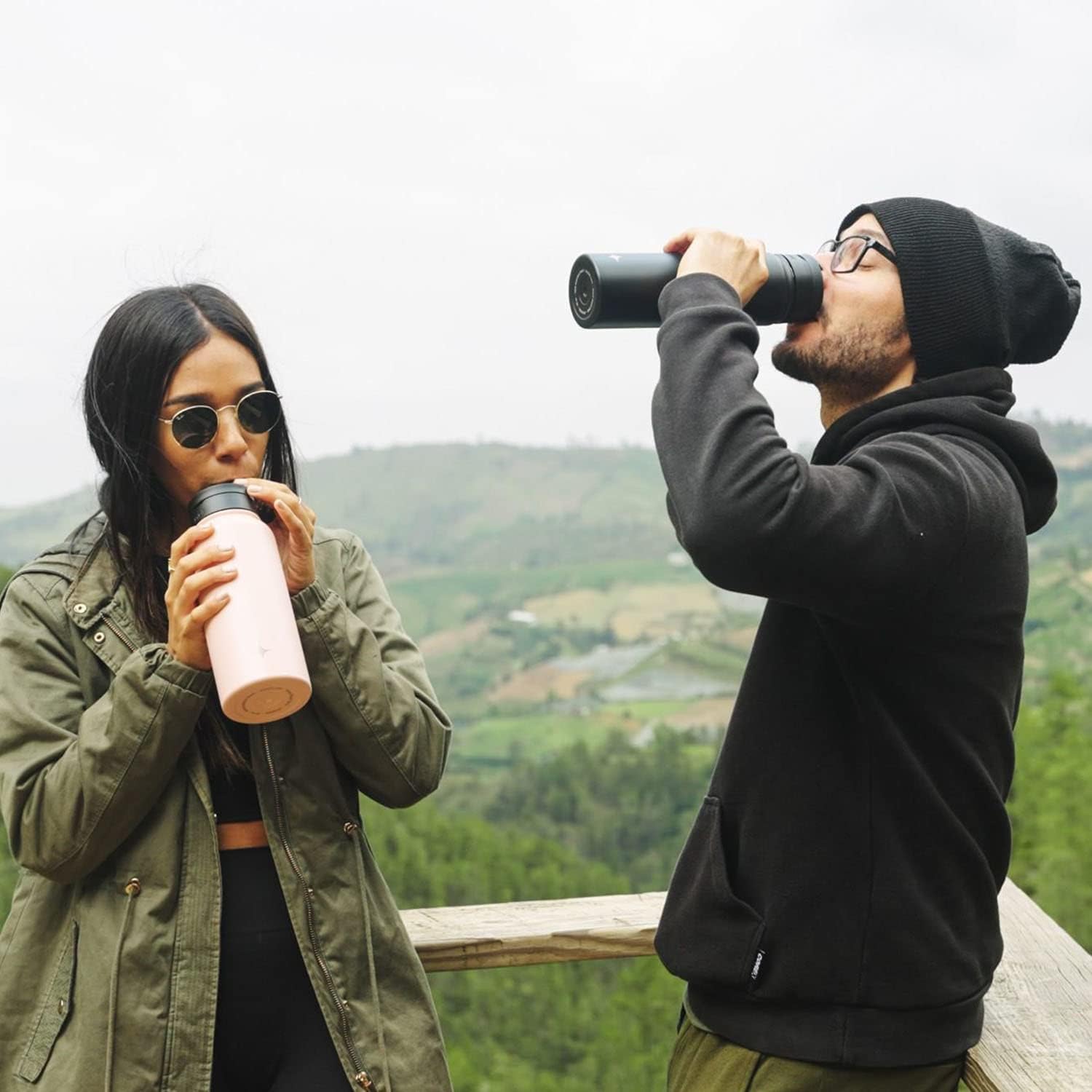 JoyJolt Botella de agua con triple aislamiento con tapa de popote y tapa abatible. Botella de agua grande de 32 onzas, botella de acero inoxidable