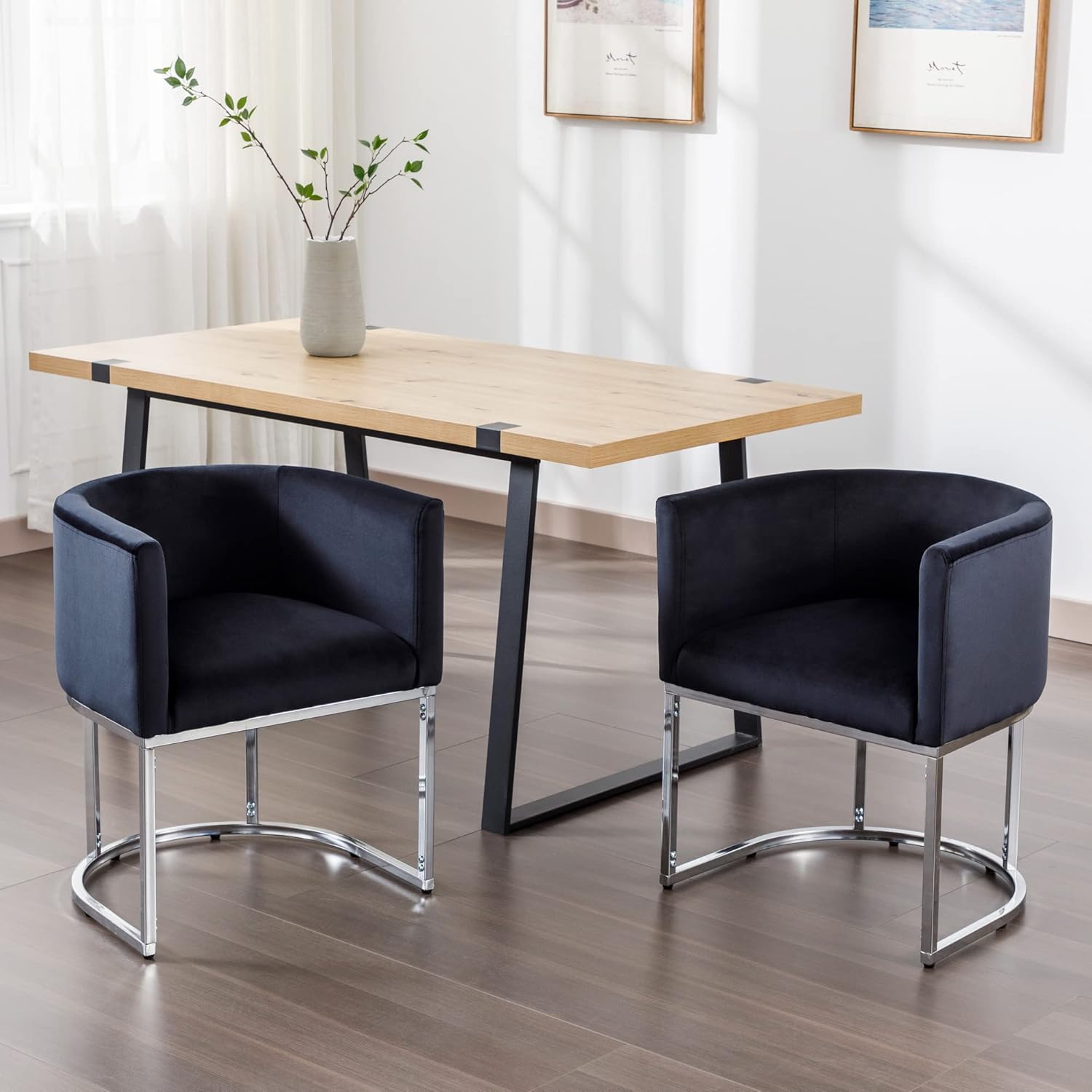 Juego de 2 sillas de comedor tapizadas de terciopelo negro, sillas de comedor modernas de mediados de siglo, sillas de barril con marco de metal