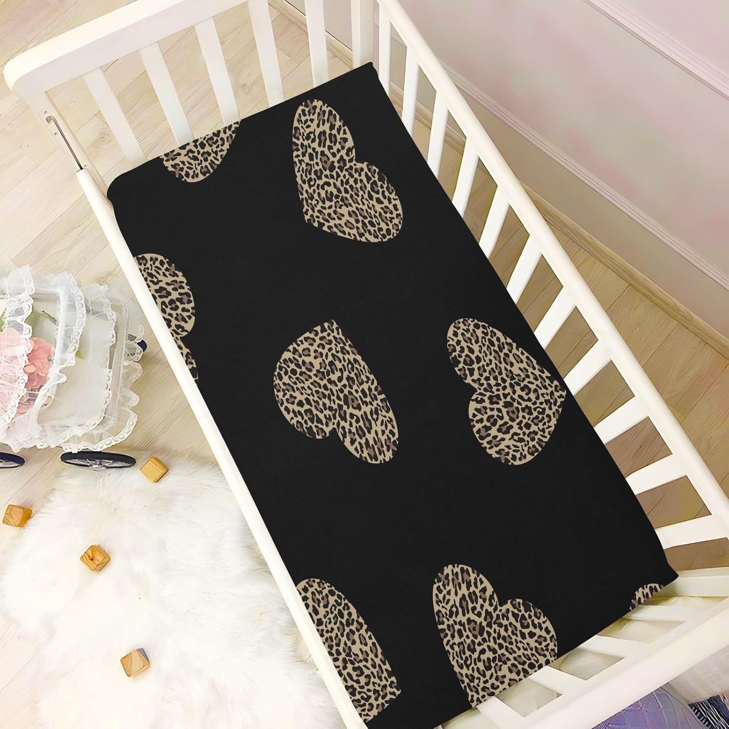 Love Hearts – Sábanas de cuna con patrón de leopardo para niños y niñas, sábanas bajeras para cuna de bebé, suaves y transpirables, sábanas pequeñas