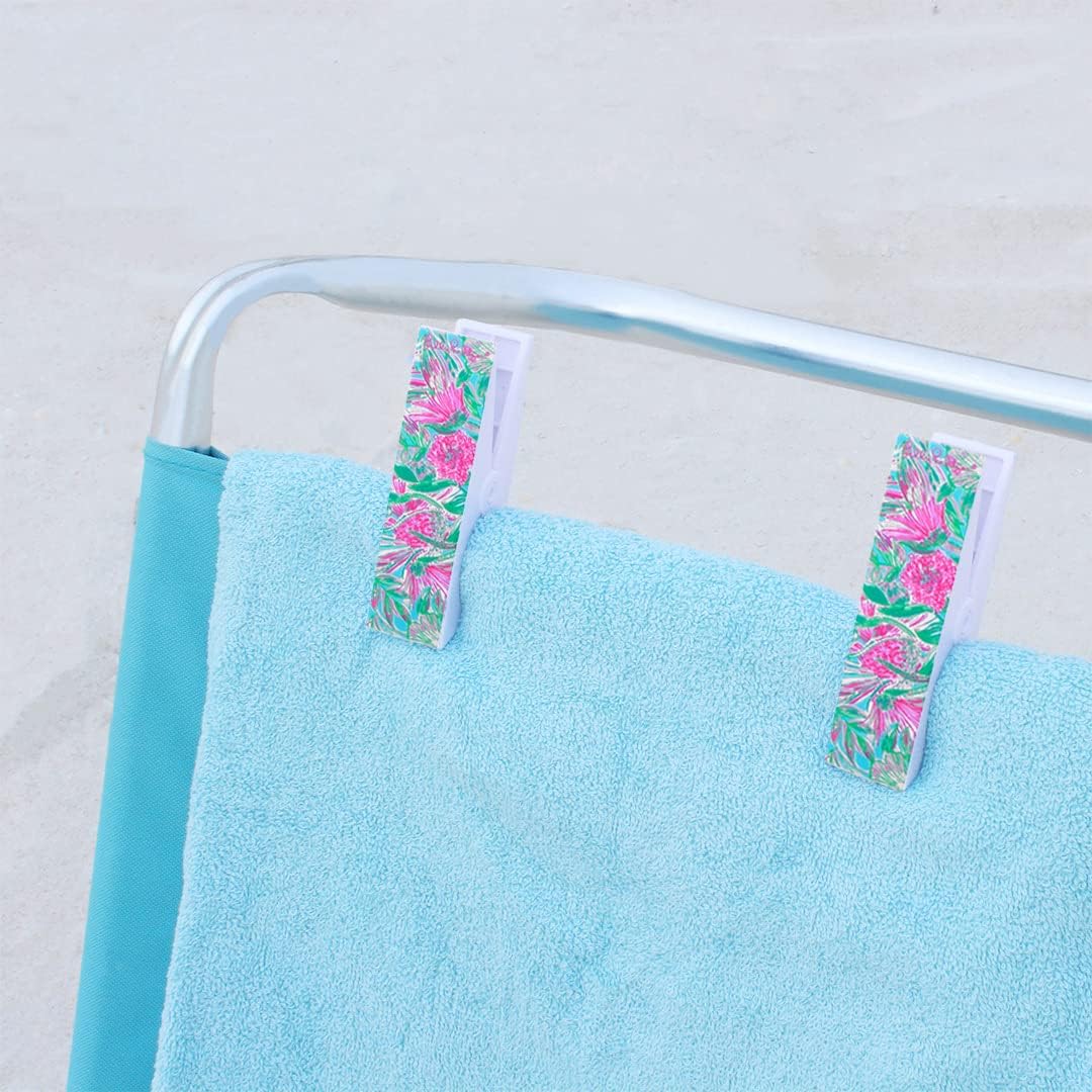 Lilly Pulitzer Bolsa de vinilo resistente al agua, bolsa con cremallera que incluye soporte para bebidas, bolsa pequeña y clips para toallas