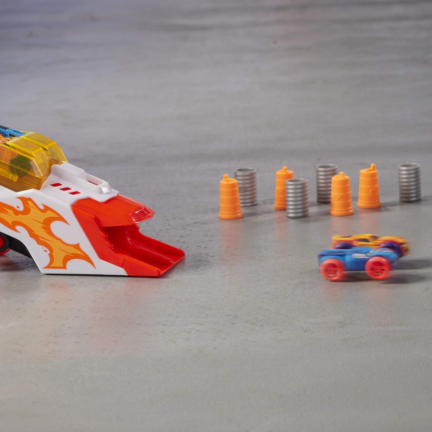 NERF Doubleclutch Inferno Nitro Toy incluye blaster, 4 coches de cuerpo de espuma, doble objetivo reactivo, doble rampa y 8 obstáculos para niños de
