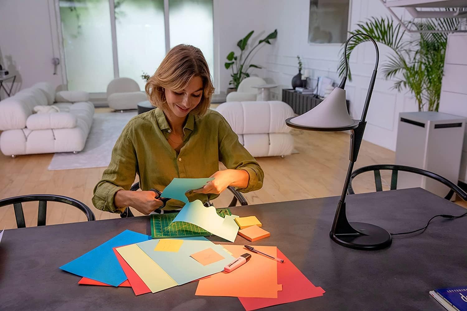 The daylight Company – Lámpara de mesa Cometa – Tecnología Ray – Temperatura de color 6,000 K  2,700 K – Puerto USB integrado – LED brillante 95+