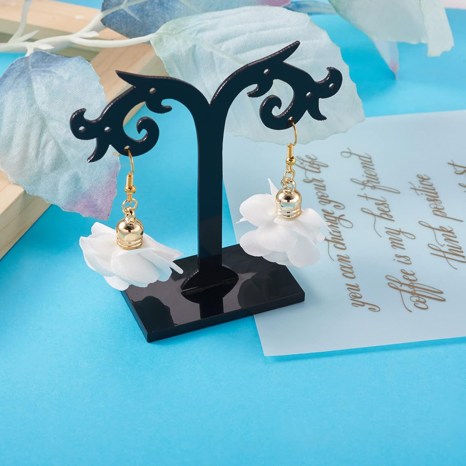 Cheriswelry 50 colgantes de tela de tela de flores de tela blanca con pétalos florales con tapa dorada en forma de campana para manualidades,