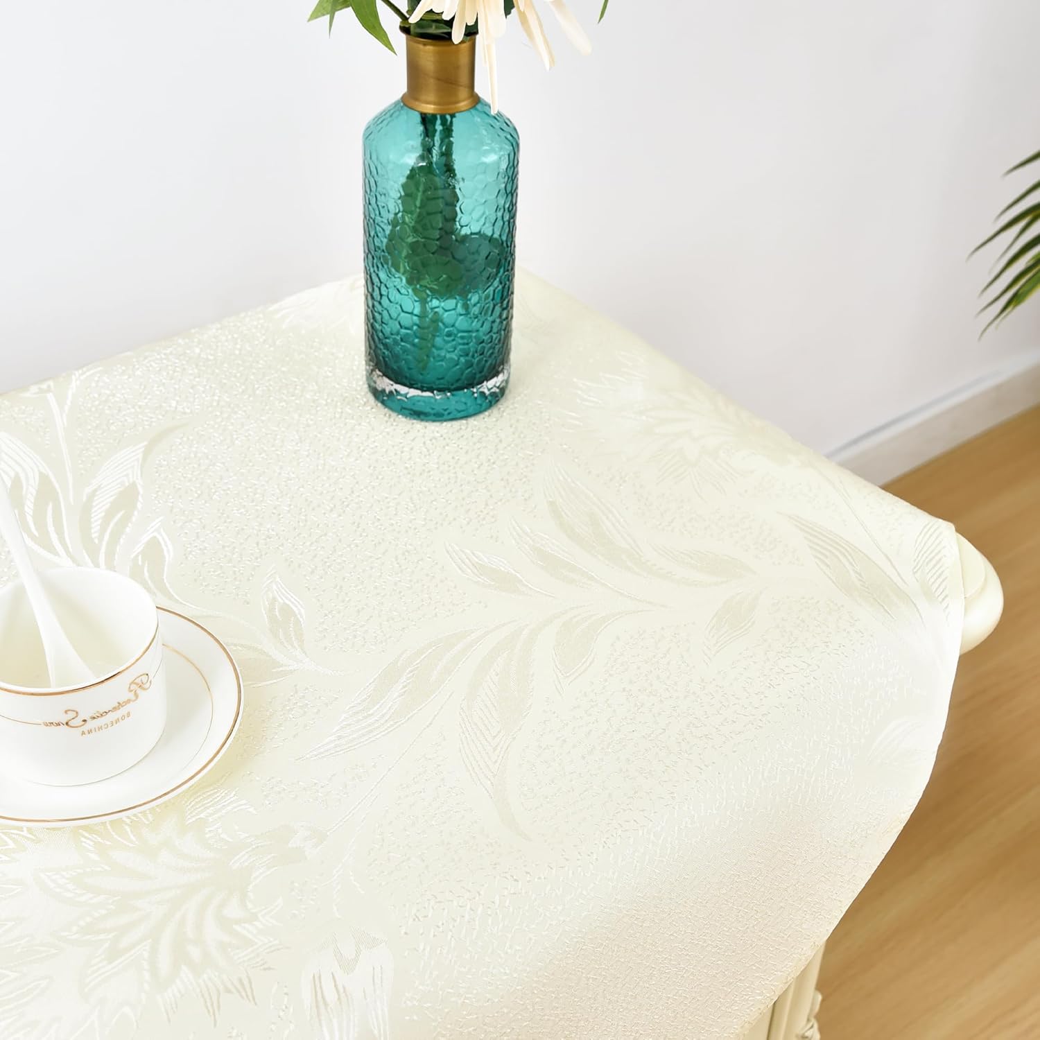 Paquete de 2 manteles cuadrados pequeños de jacquard, color amarillo claro brillante floral con hojas de campo, patrones de damasco, mesita de