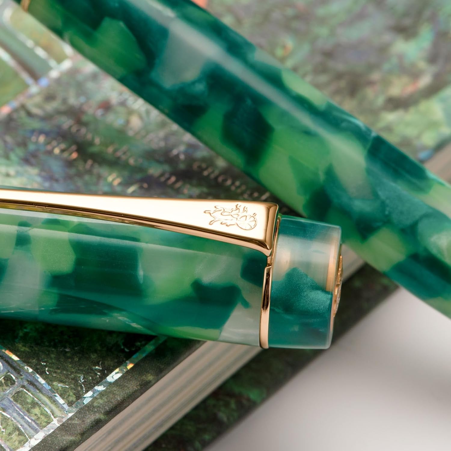 Jinhao – Pluma estilográfica clásica con borde dorado de mármol verde, punta M con convertidor y estuche para bolígrafos
