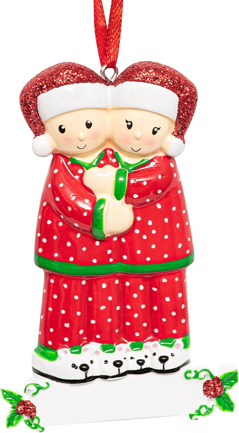 Adorno personalizado de nuestra primera Navidad juntos 2023  Pareja de pijamas rojos, familia de 2 pijamas para decoración del árbol de Navidad