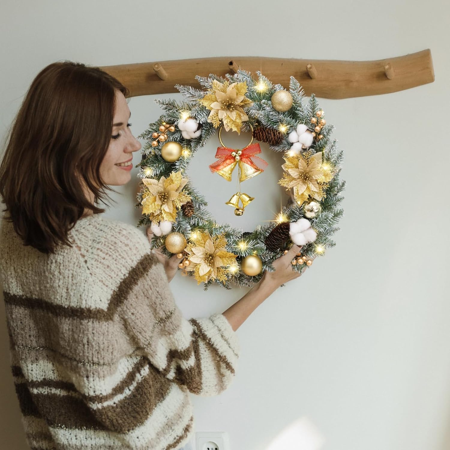 Corona de Navidad para puerta delantera, corona de puerta de Navidad para decoración de ventana al aire libre con abeto, cono de pino, racimo de