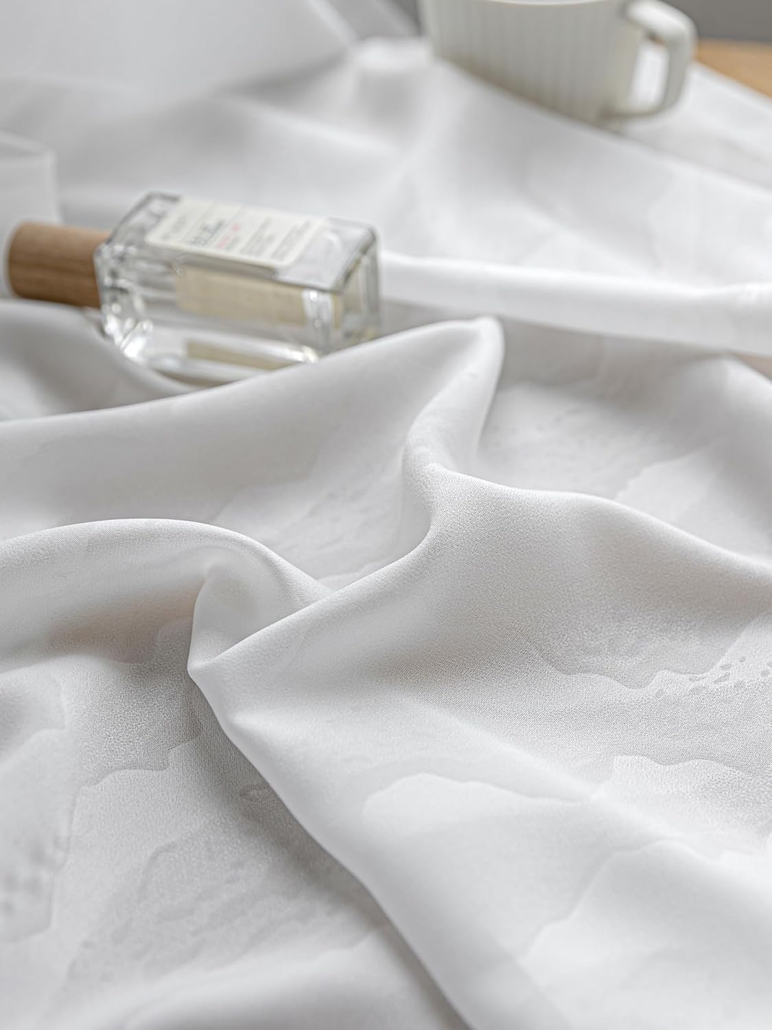 Avigers Cortinas traslúcidas con patrón de nube blanca para sala de estar de 84 pulgadas de largo, juego de 2 paneles de 2 paneles con ojales en la