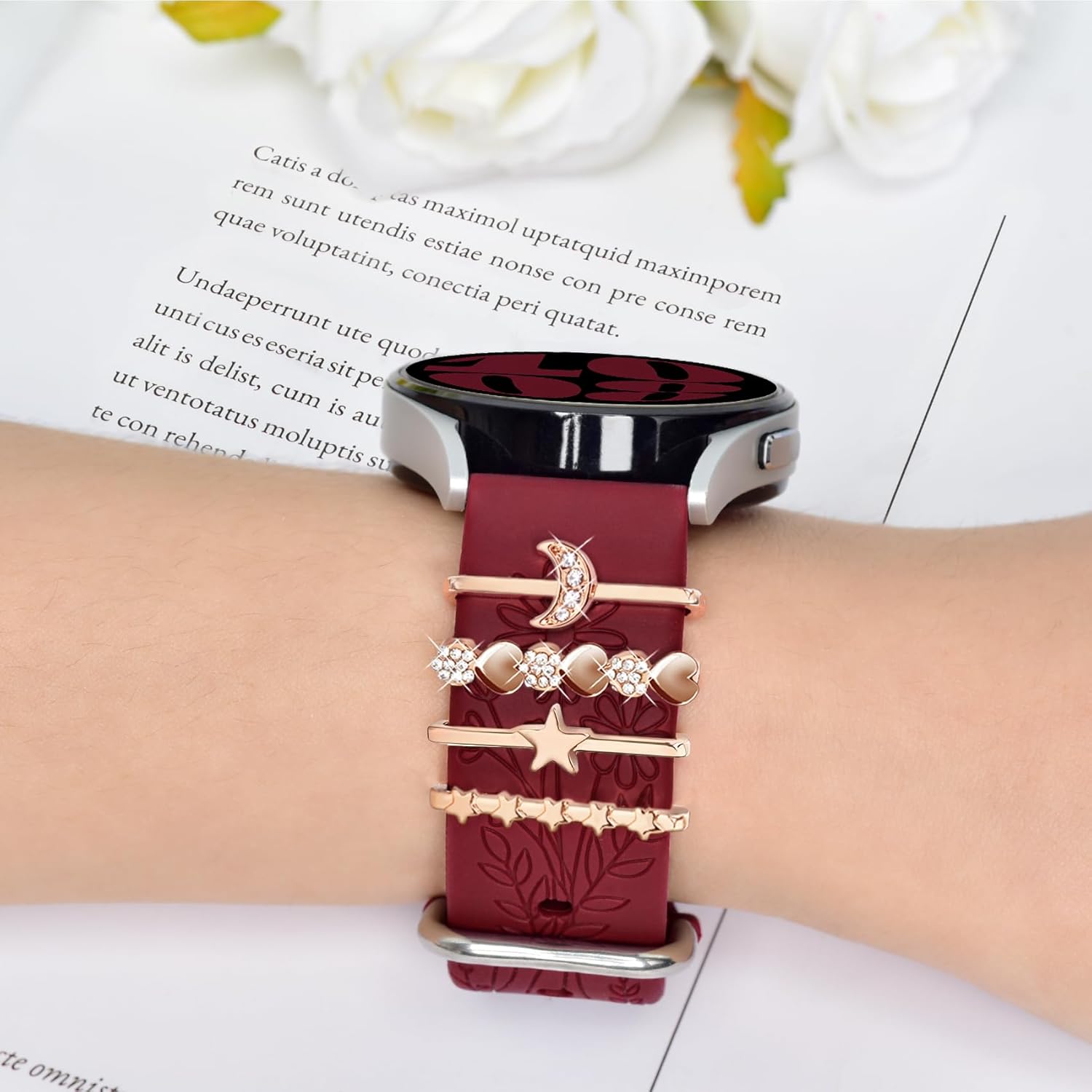 ORATYFAN Correas para Samsung Galaxy Watch 654 Band 1.575 in 1.732 in con dijes, correa de repuesto de silicona grabada con flores de 0.787 pulgadas