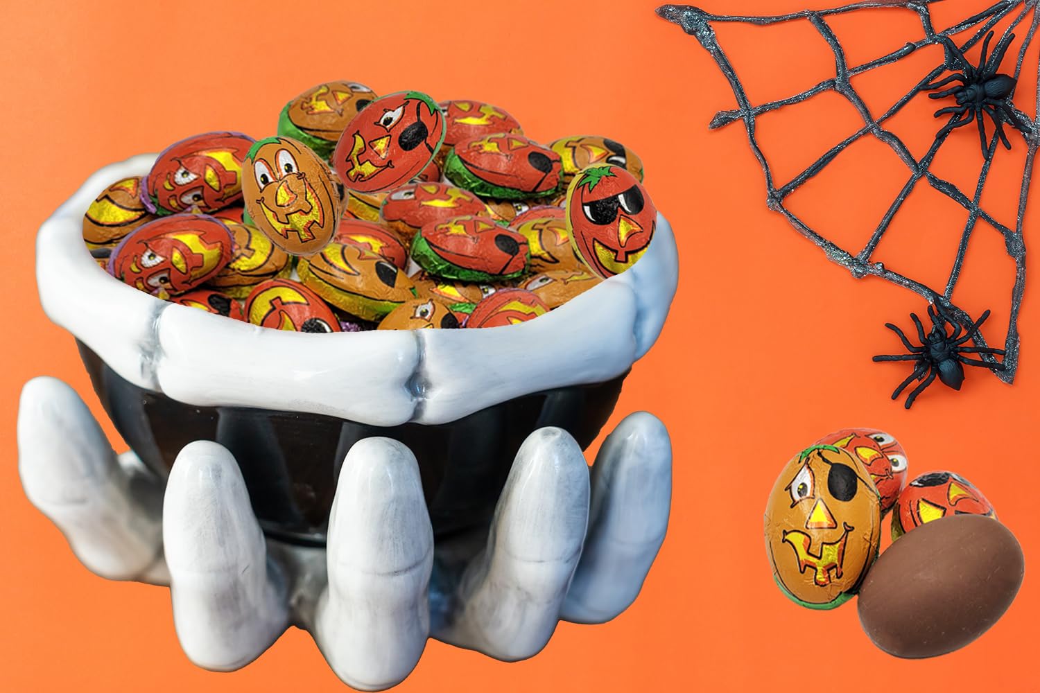 Amigos de calabaza de Halloween, rellenos de bolsas de fiesta de truco o trato, envueltos individualmente en láminas de diseño de cara de calabaza