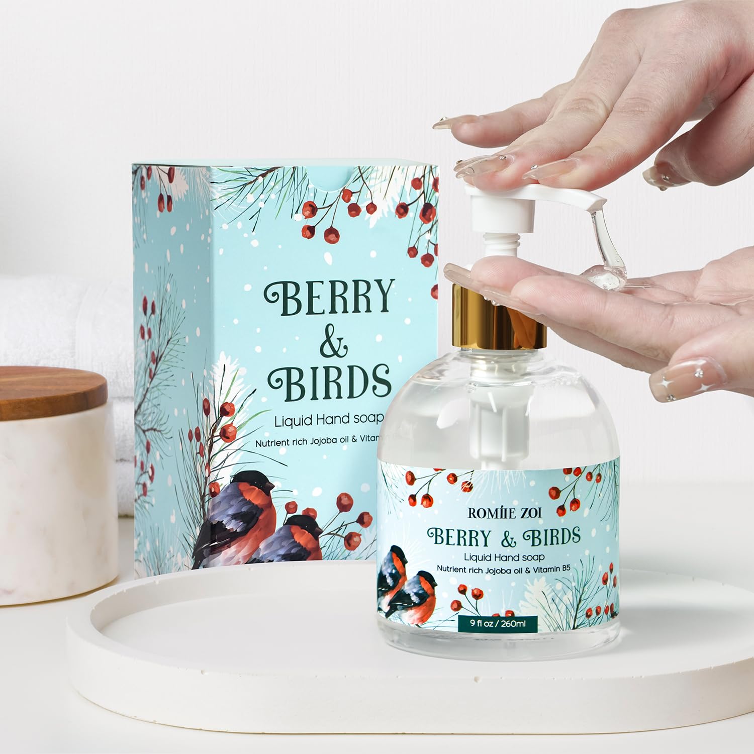 ROMIIE ZOI Jabón líquido de manos navideño con caja de regalo, bayas y pájaros, infundido con aroma a nieve que cae – 8.8 fl oz 9 onzas líquidas