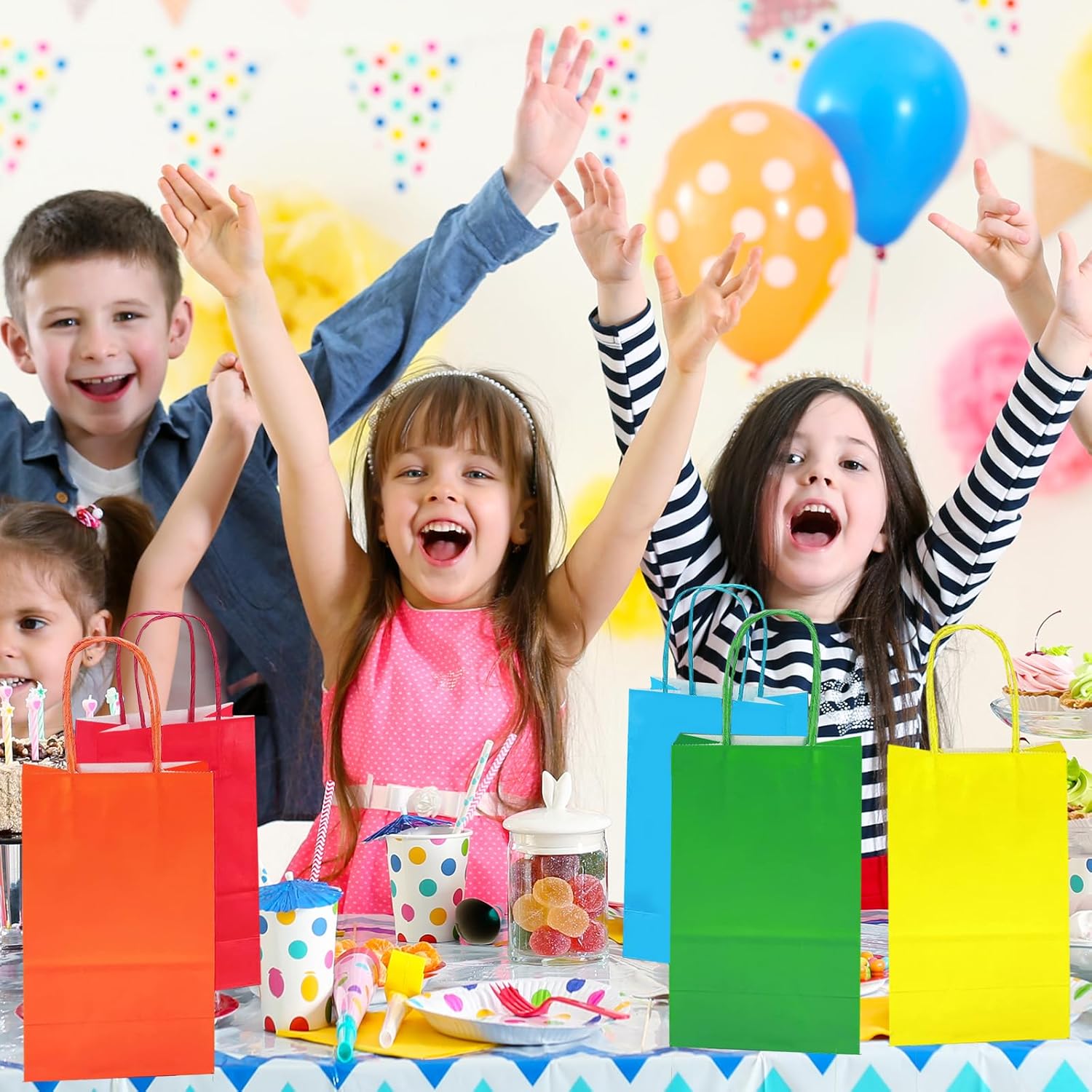 Paquete de 48 bolsas de regalo pequeñas con papel kraft de 8 colores, 5.25 x 3.25 x 8.25 pulgadas, bolsas de recuerdo de fiesta con asas para