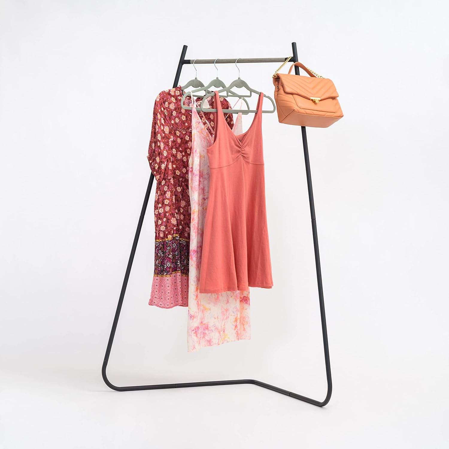 Iris USA Perchero esquinero para colgar ropa, fácil de montar, estante de metal independiente, almacenamiento en espacio pequeño, diseño moderno y