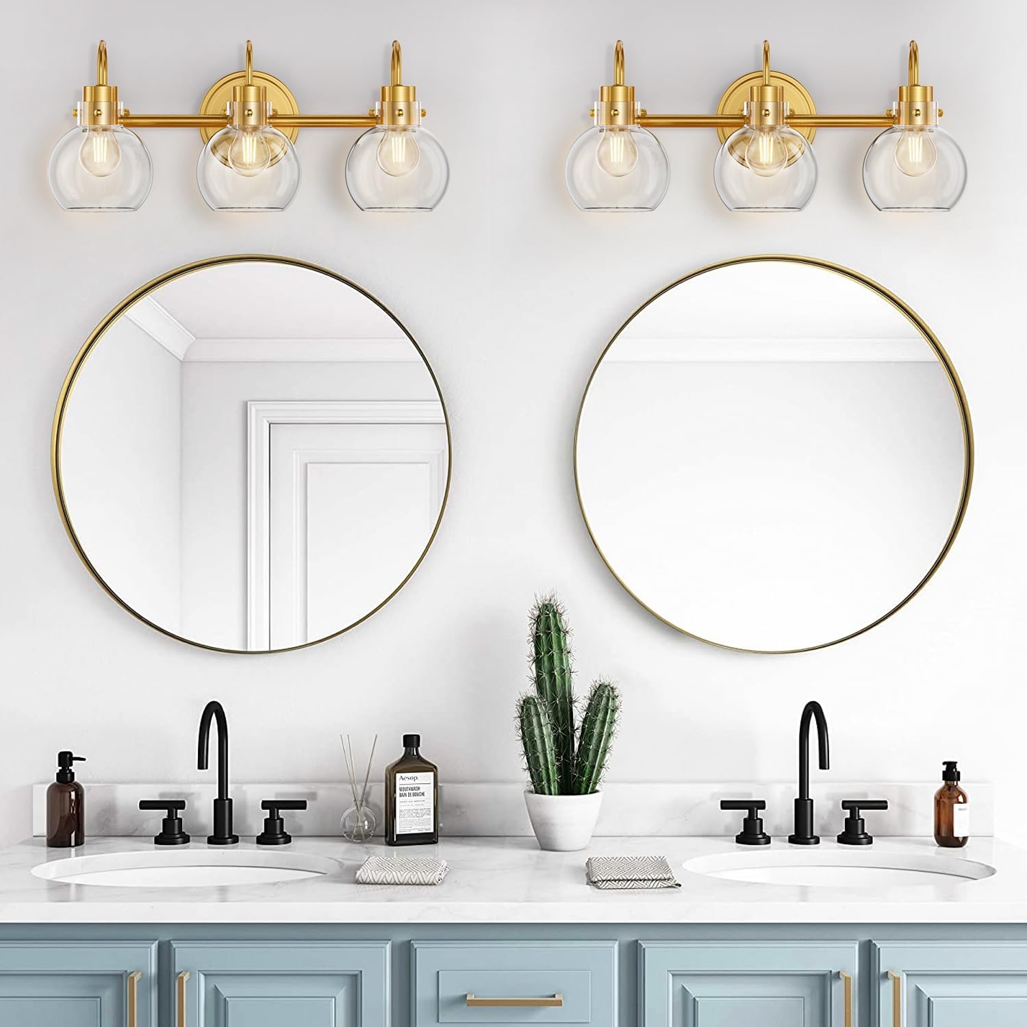 Lámpara de tocador de 3 luces, lámparas de baño de latón cepillado, apliques de pared de granja con pantalla de vidrio transparente de globo,