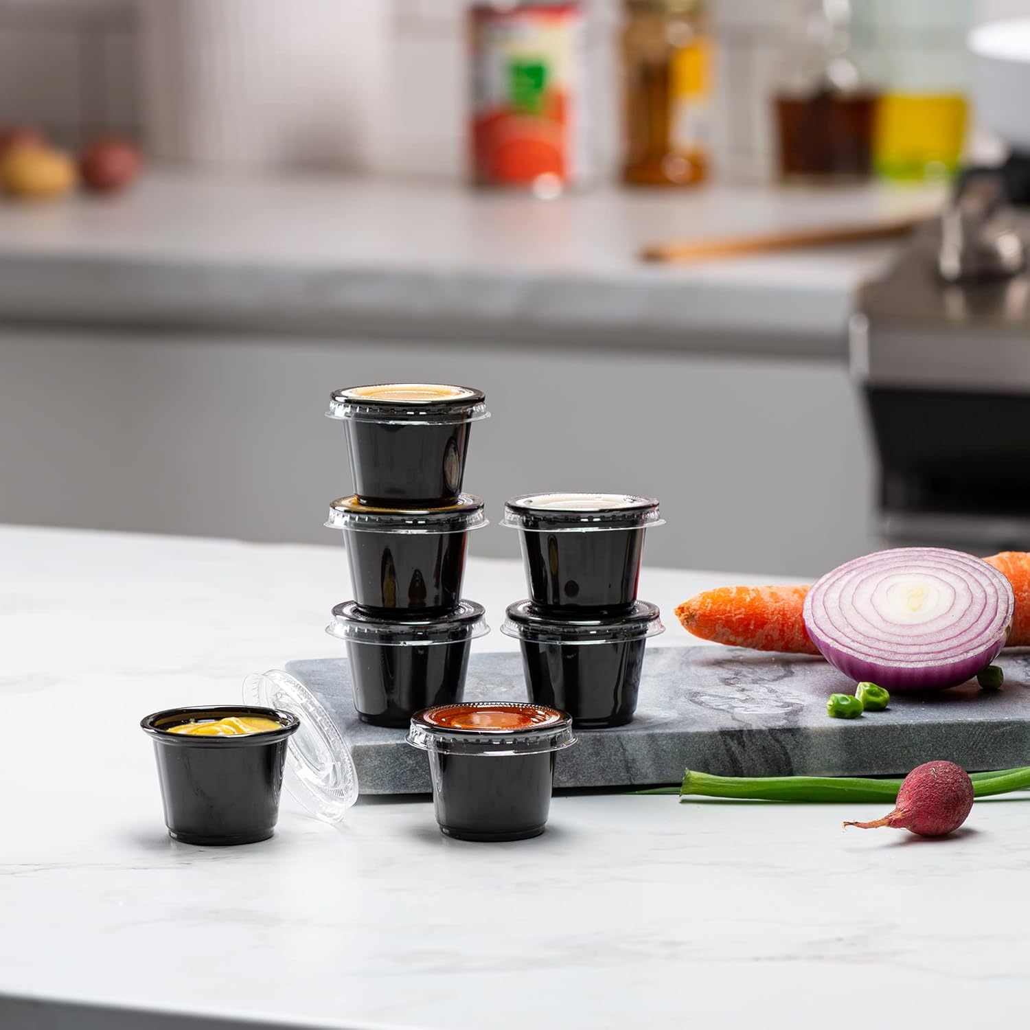 1 oz  100 juegos Vasos de plástico sumergibles negros con tapas, pequeños recipientes para control de porciones, chupitos de gelatina, preparación
