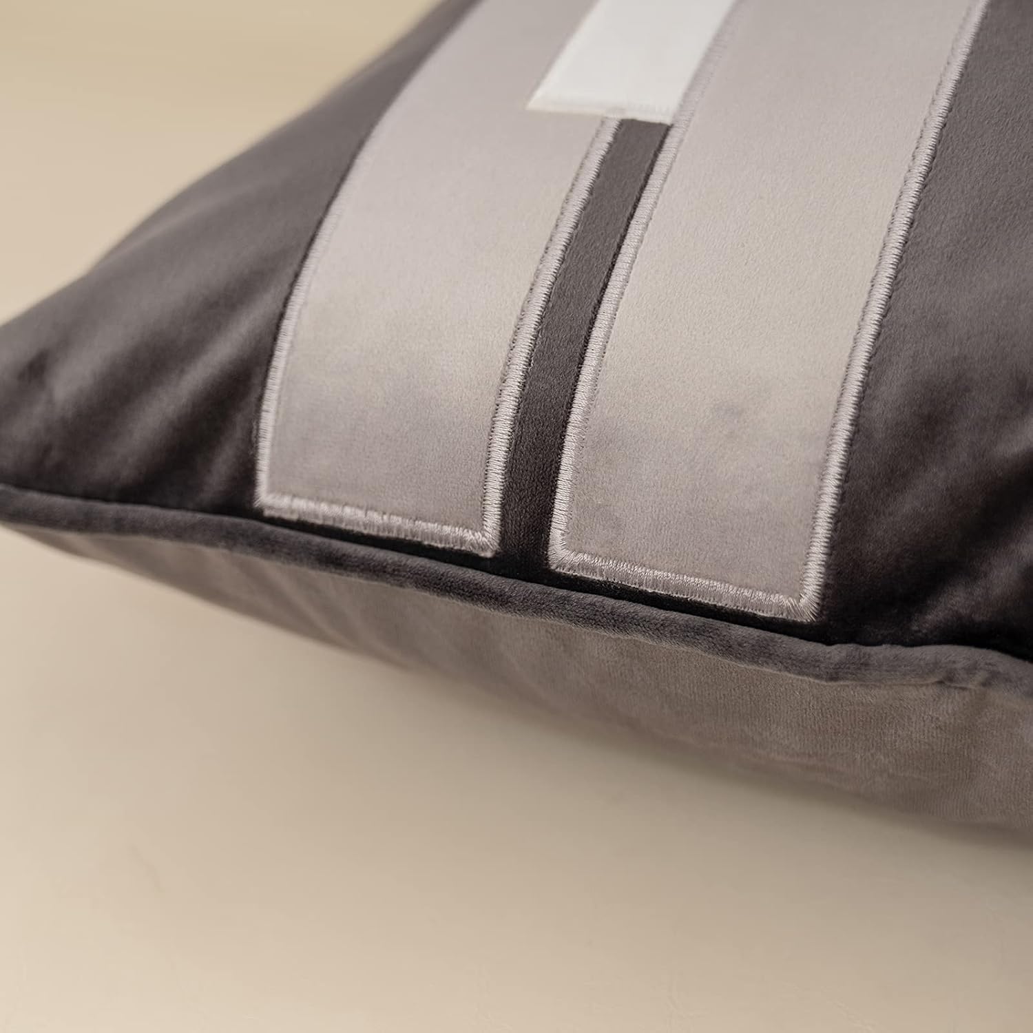 Yangest Funda de almohada decorativa de terciopelo gris oscuro, funda de cojín moderna de 18 x 18 pulgadas para sofá, dormitorio, sala de estar,