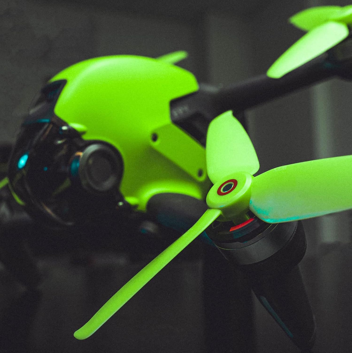 DJI FPV Drone 5328 – Hélices de 3 cuchillas, accesorios de repuesto de liberación rápida de bajo ruido (12 piezas, rojo 2CW 2CCW, verde 2CW 2CCW,