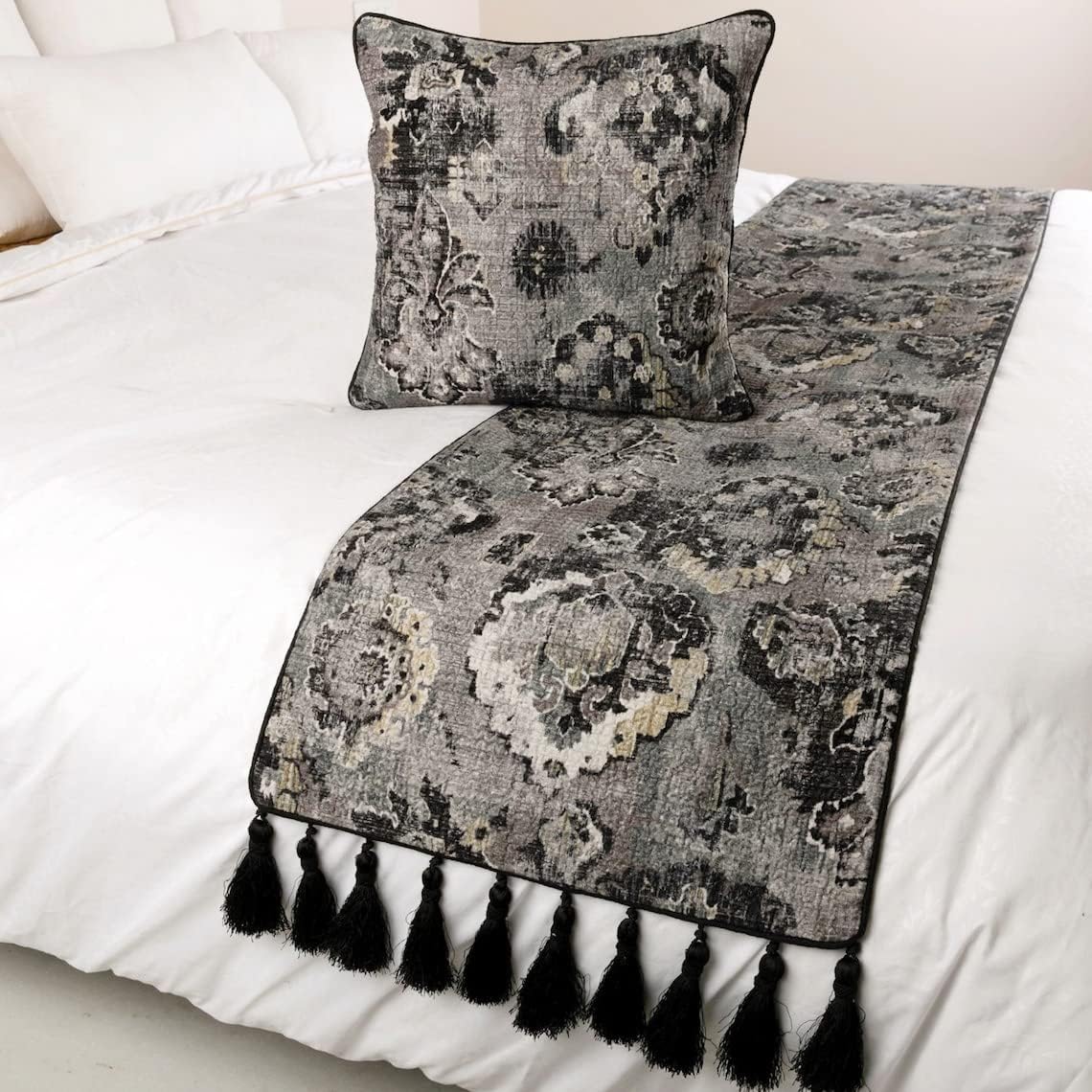 The HomeCentric Camino de cama de lujo tamaño Queen de 74 x 18 pulgadas con funda de almohada, damasco de terciopelo con borlas, bufanda de cama,