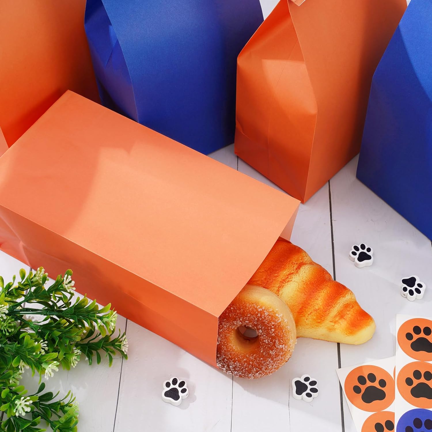 Whaline 24 bolsas de regalo de fiesta de color azul y naranja, bolsas de regalo de papel con calcomanías de pata de perro, bolsas de dulces para