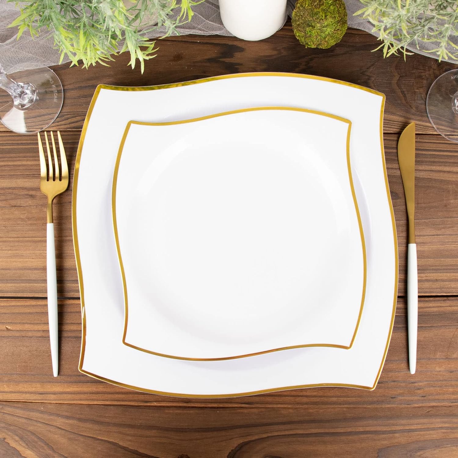 Efavormart – Paquete de 10 platos llanos cuadrados de plástico duro con borde ondulado blancodorado de 8 pulgadas, platos desechables para fiestas