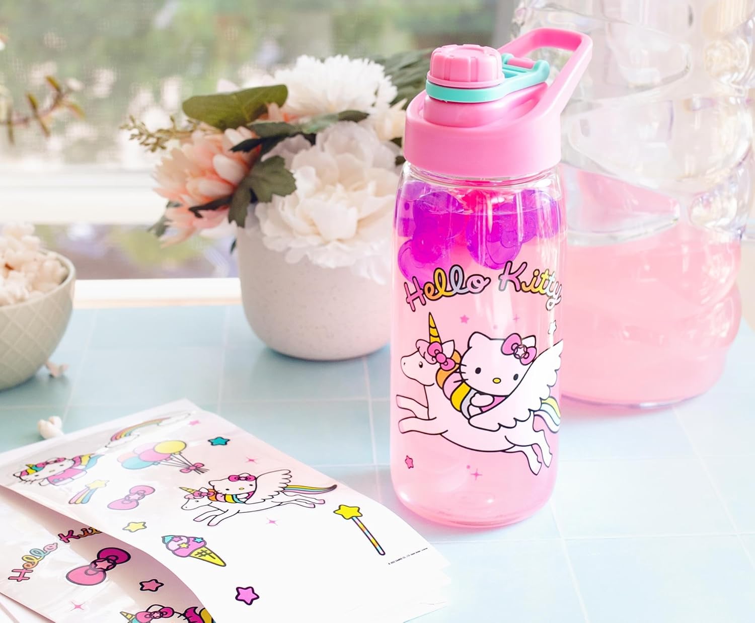 Sanrio Hello Kitty Unicorn Twist Spout – Juego de jarra de agua de plástico y calcomanías para personalizar  Capacidad para 20 onzas