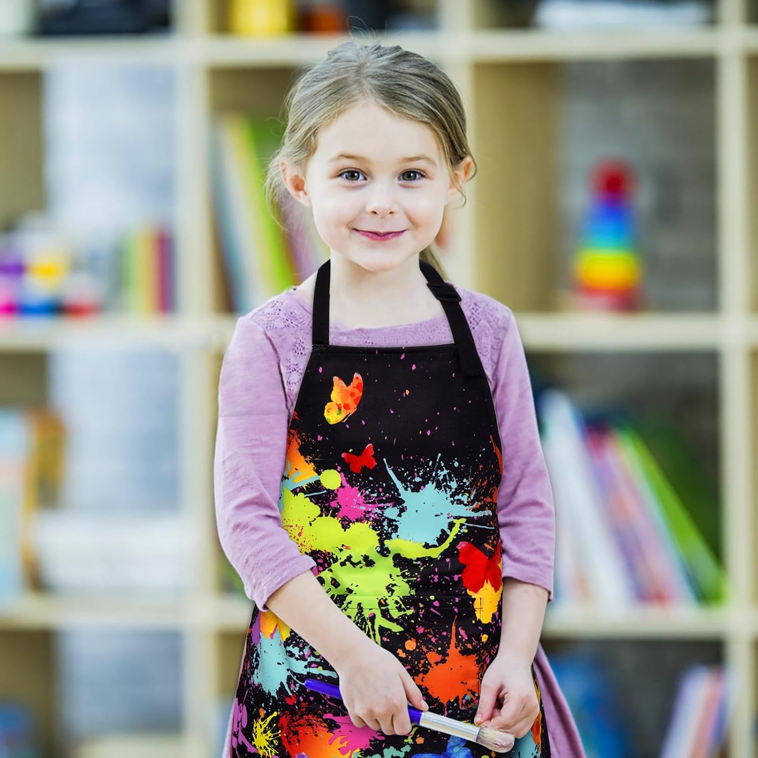 ASPMIZ Delantal de artista para niños pequeños, delantal de cocina impermeable con bolsillos, delantal colorido con tirantes ajustables, delantal