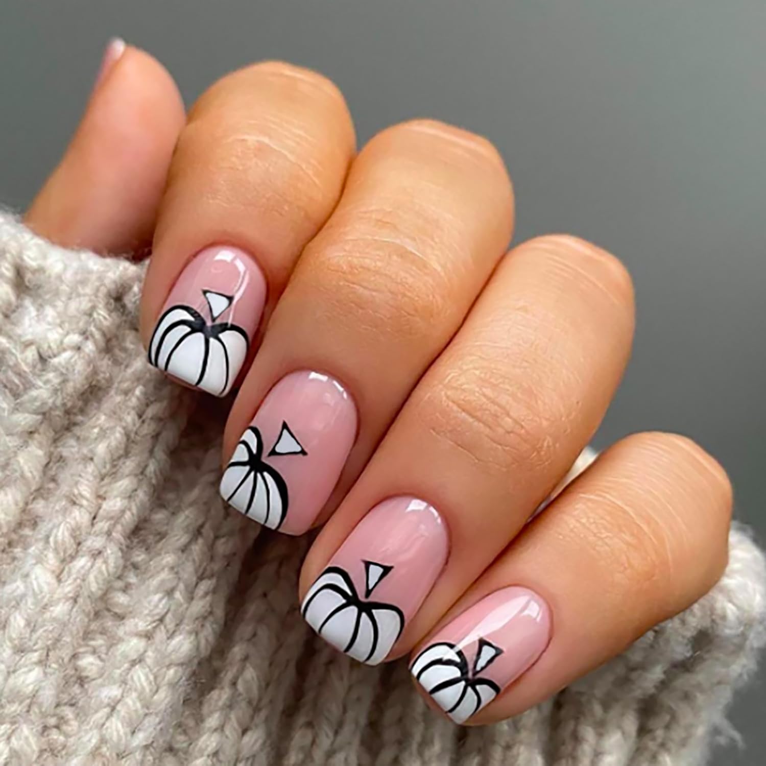 Uñas cortas a presión de Halloween, uñas postizas cuadradas acrílicas color rosa nude, uñas postizas de cobertura completa con diseños de calabaza,