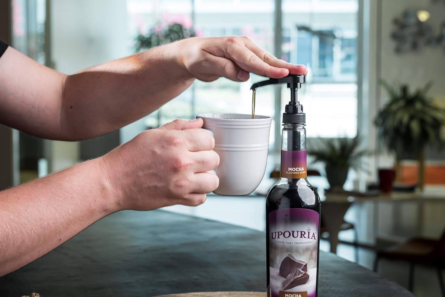 Upouria – Jarabe de café moca saborizante, 100% vegano, sin gluten, Kosher, botella de 25.4fl oz, bomba de jarabe de café incluida