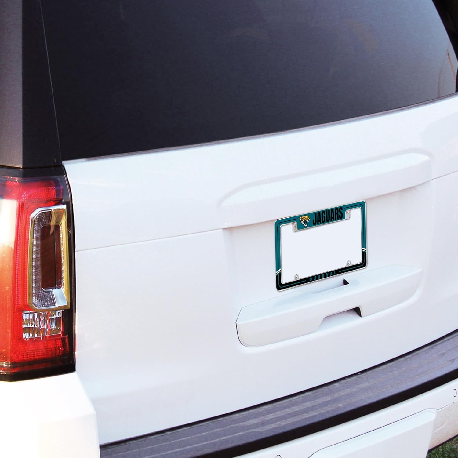 Rico Industries Marco de matrícula de fútbol de NFL de dos tonos, 12 x 6 pulgadas, cromado, para automóvil, camión, SUV