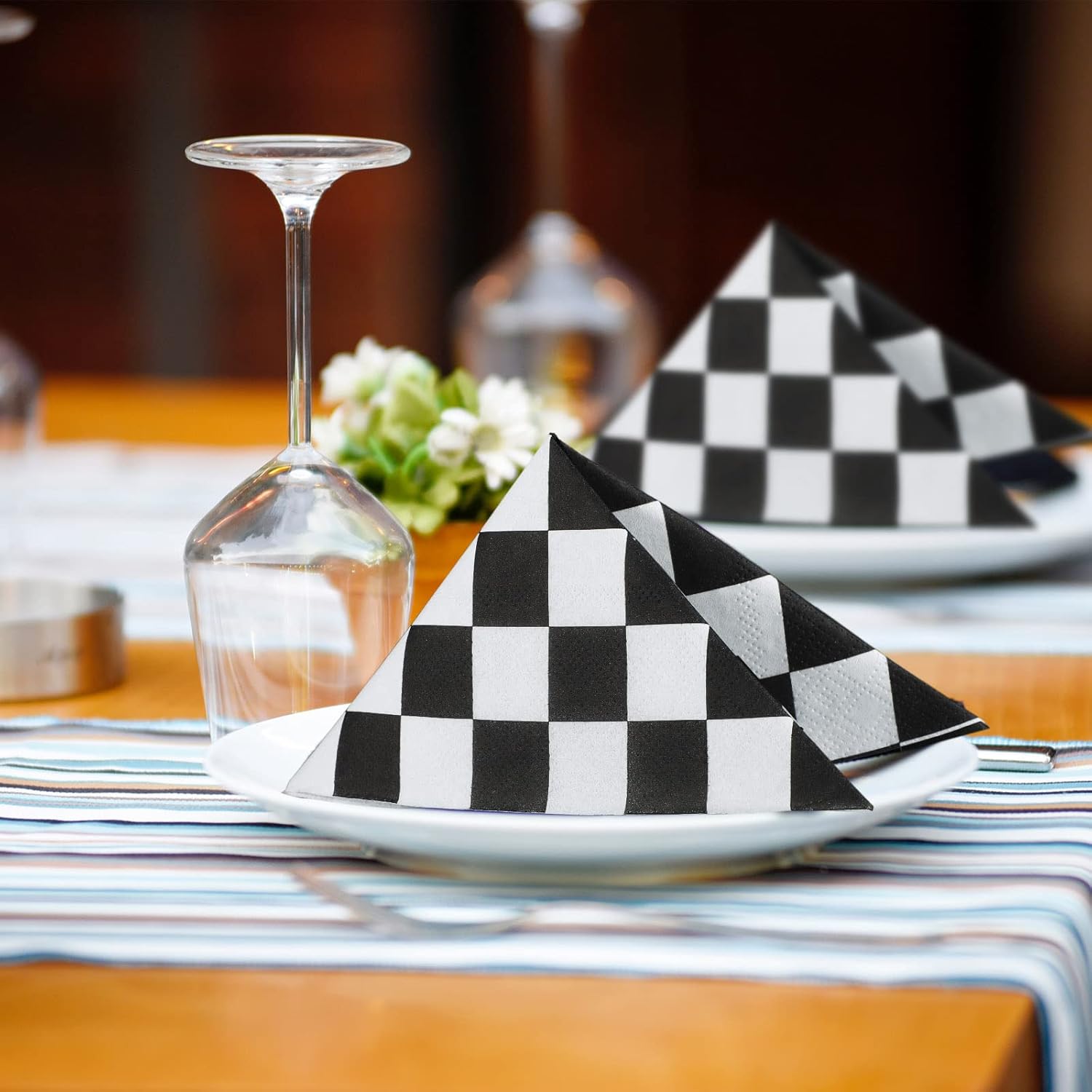 Colarr 100 servilletas de bandera a cuadros desechables para fiestas de autos de carreras, color blanco y negro, tejido decorativo para alimentos,